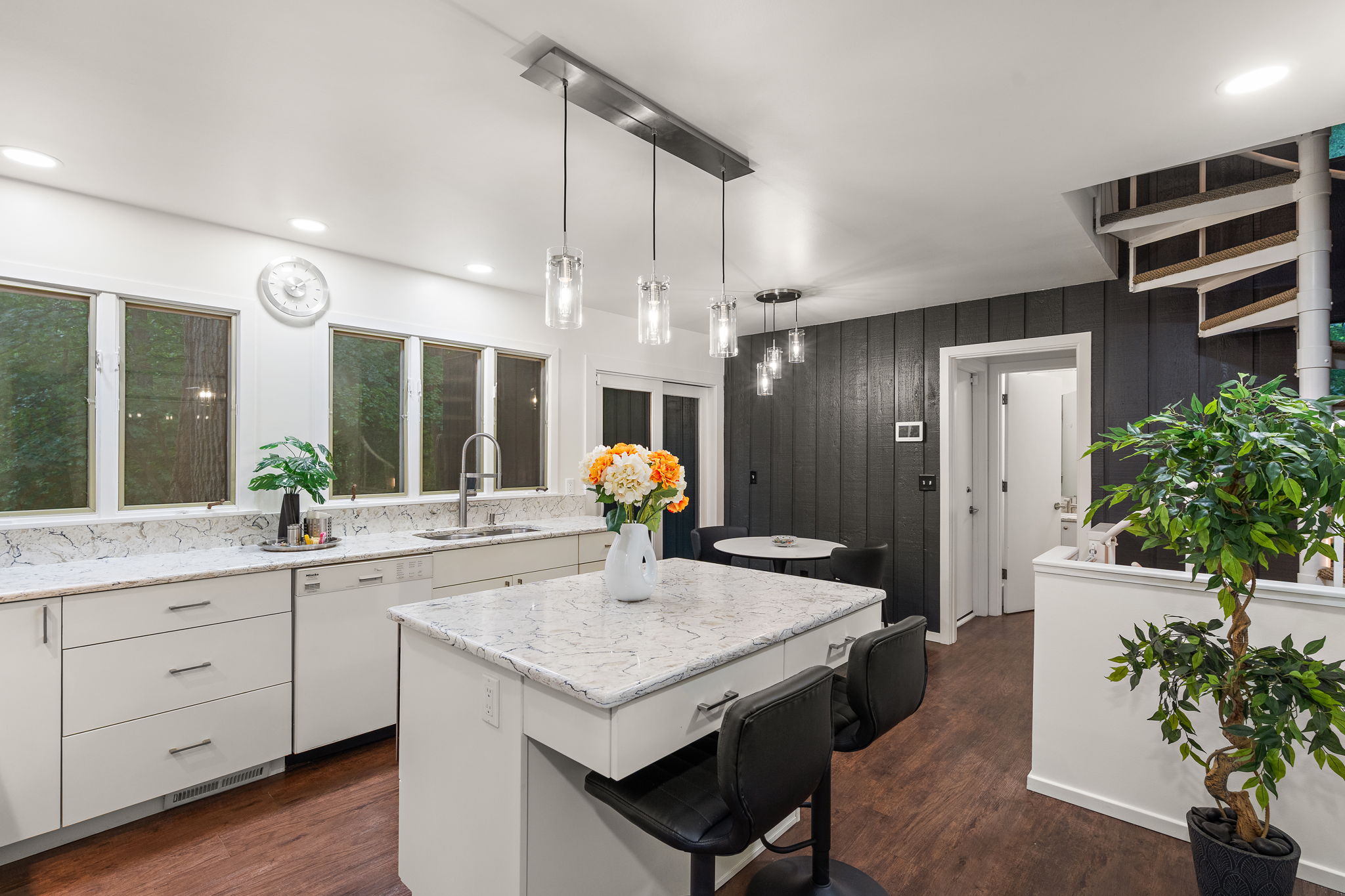  Modern Contemporary Home Nestled on a 1.3 Acre Wooded Lot - 物件實景