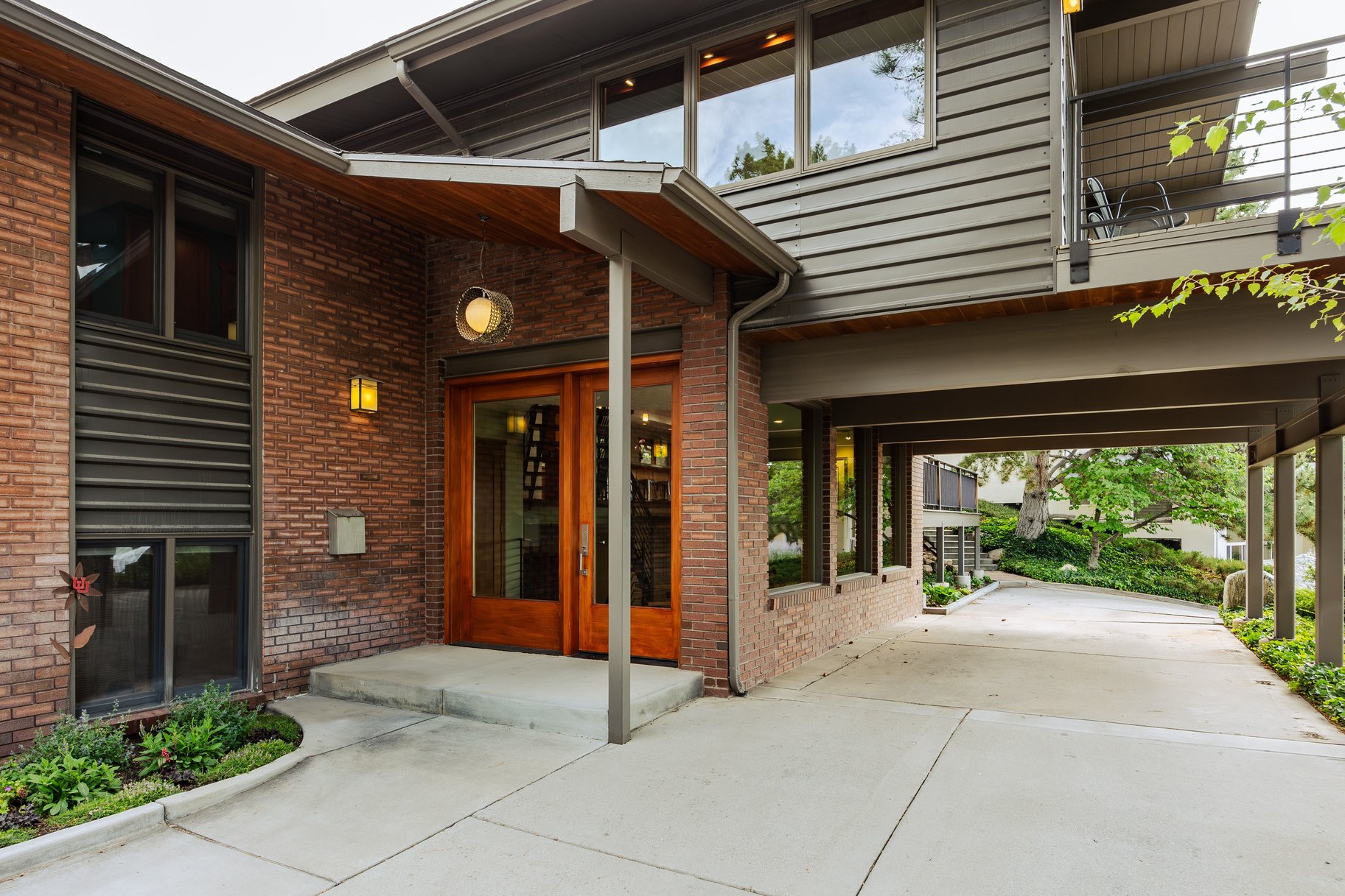  In the Tree Midcentury Modern Backing up to Shoreline Trail - 物件實景