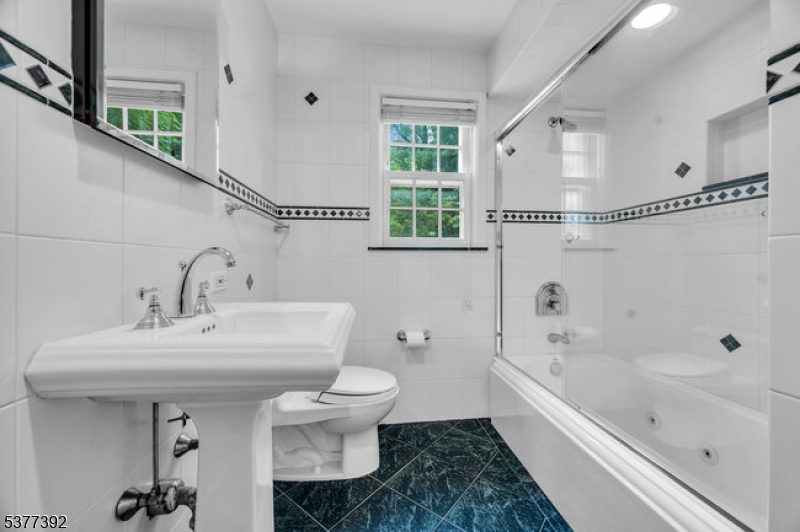 Chatham Twp., New Jersey, 07928, United States, 4 Bedrooms Bedrooms, ,3 BathroomsBathrooms,Residential,For Sale,1926166