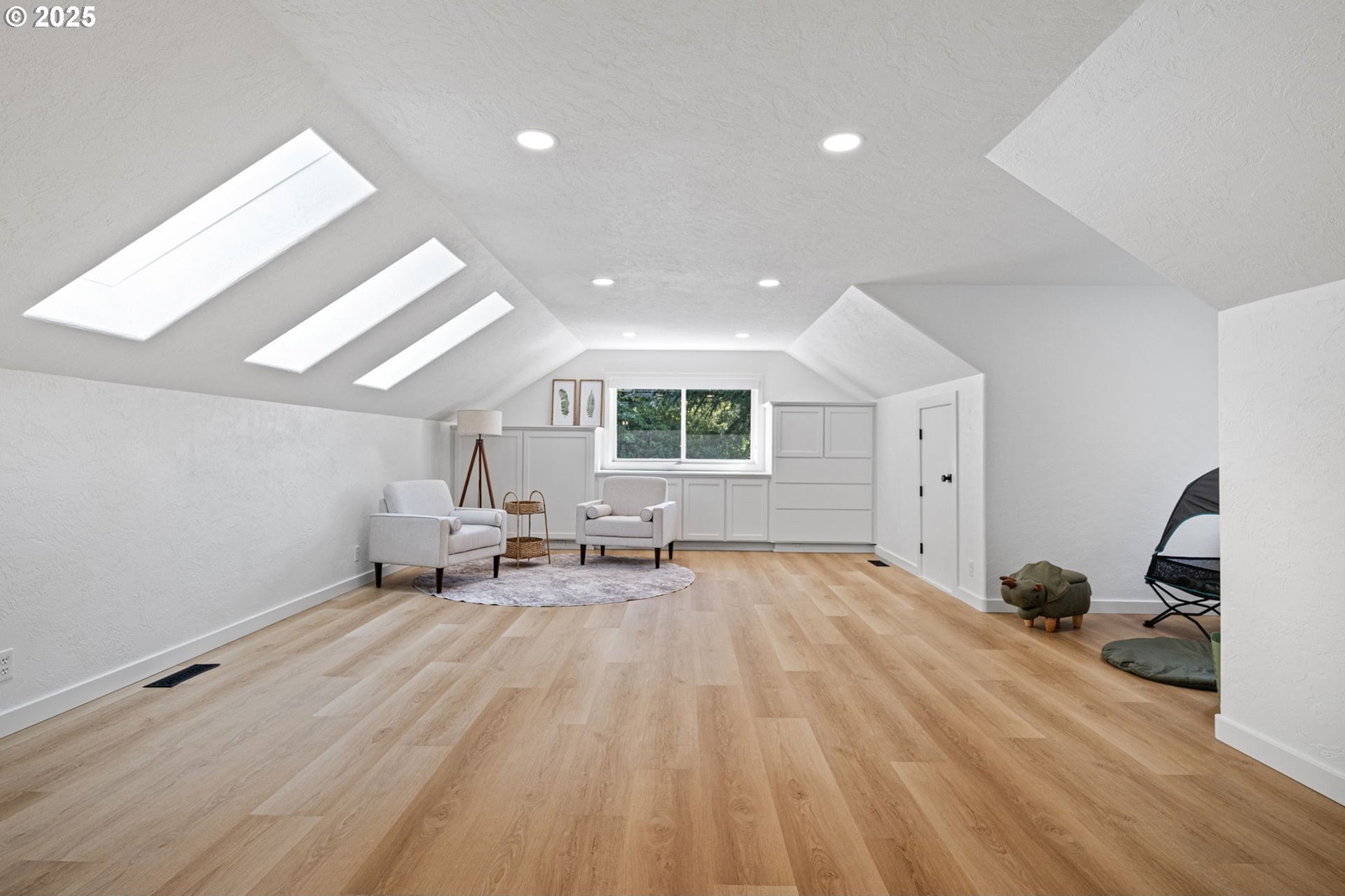 Eugene, Oregon, 97405, United States, 4 Bedrooms Bedrooms, ,3 BathroomsBathrooms,Residential,For Sale,1942174