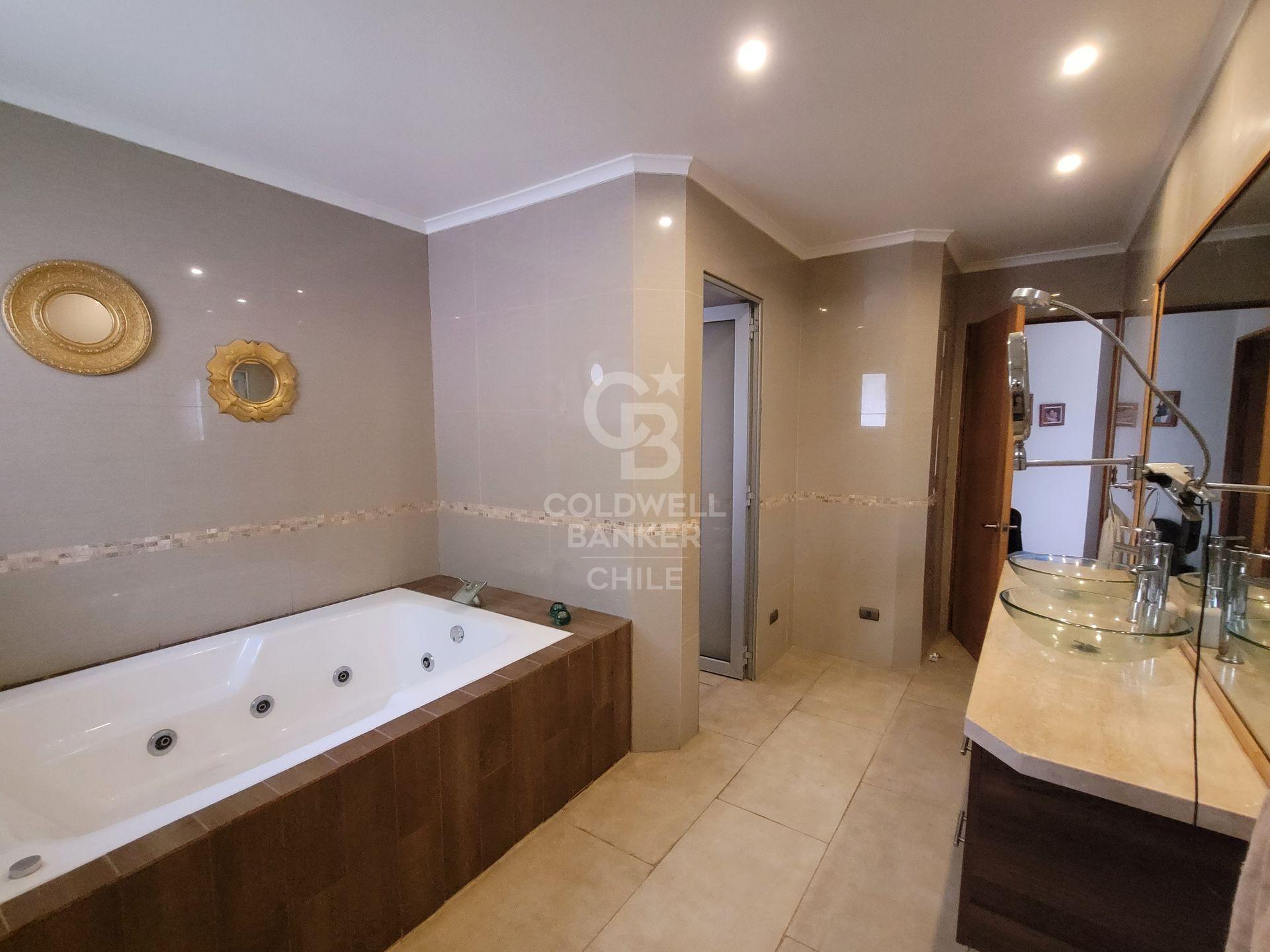 Las Condes, Chile, 5 Bedrooms Bedrooms, ,5 BathroomsBathrooms,Residential,For Sale,1744666