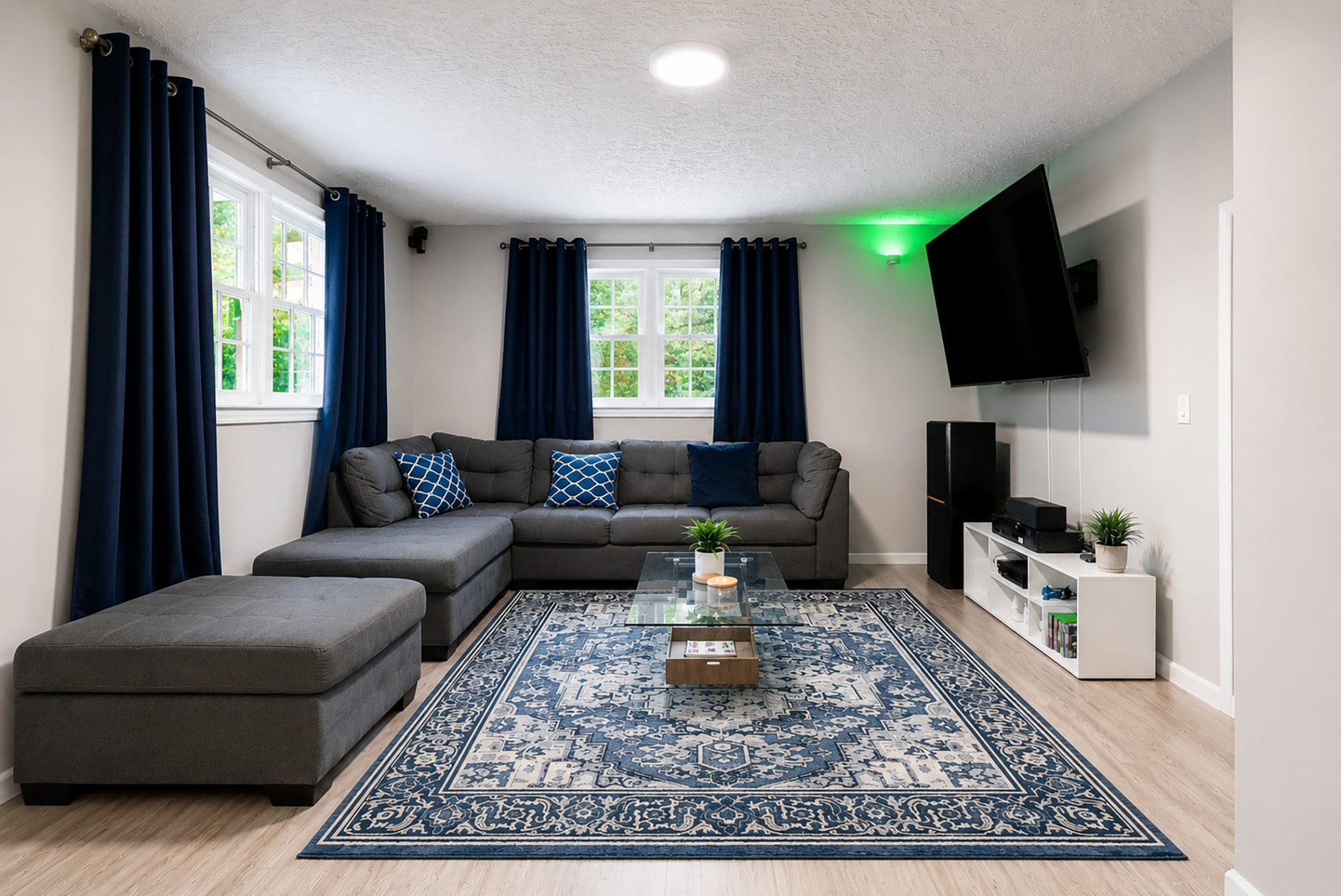  Exceptional Property Offers Two Homes, Detached Garage and Nearly Three Acres - 物件實景