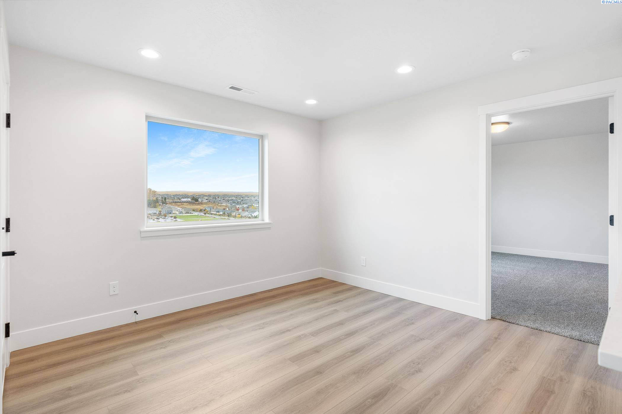 Kennewick, Washington, 99338, United States, 4 Bedrooms Bedrooms, ,1 BathroomBathrooms,Residential,For Sale,1988920