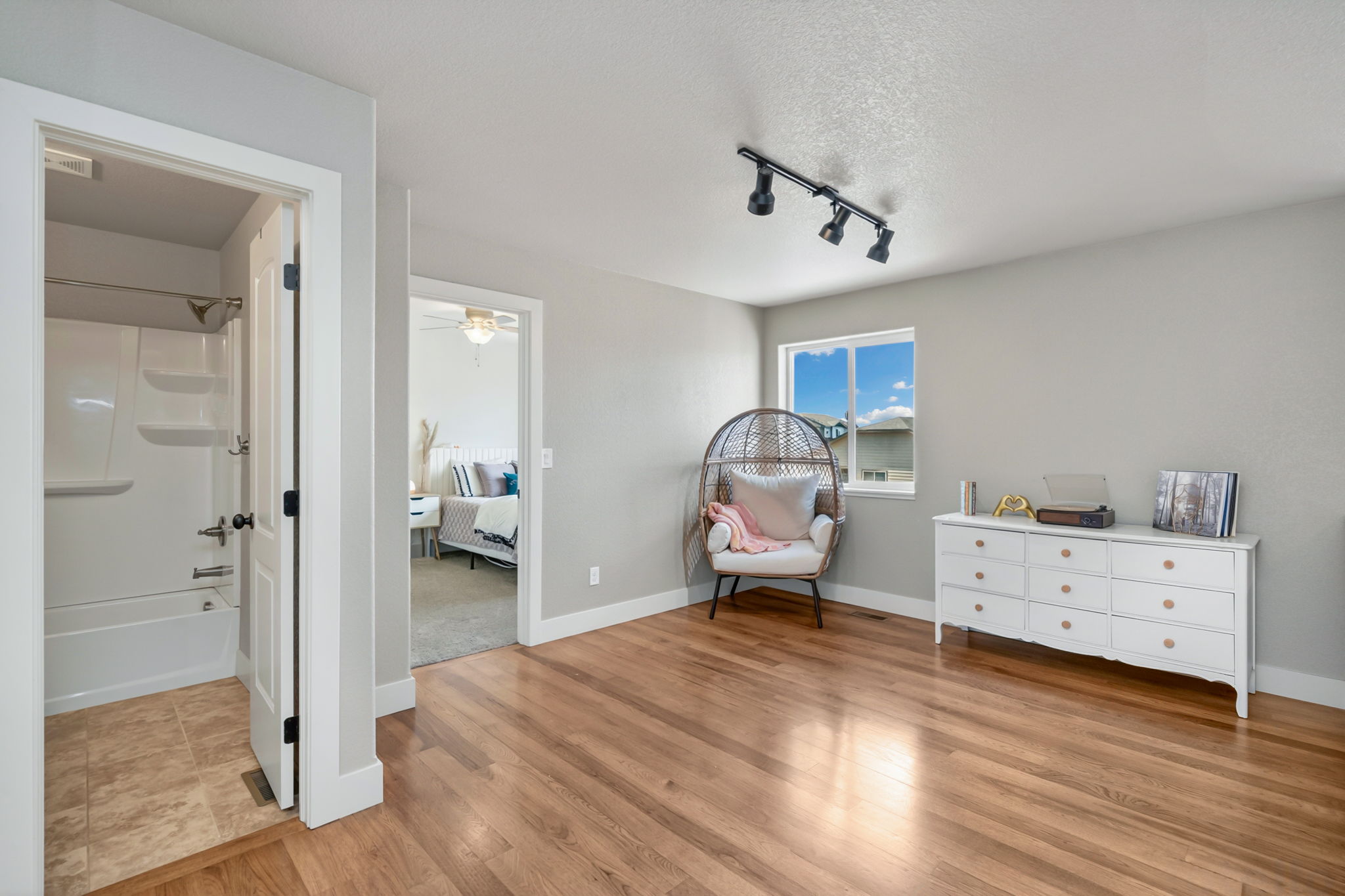  Great 2 Story With Main Floor Master Located Between Raindance and Pelican Lakes - 物件實景