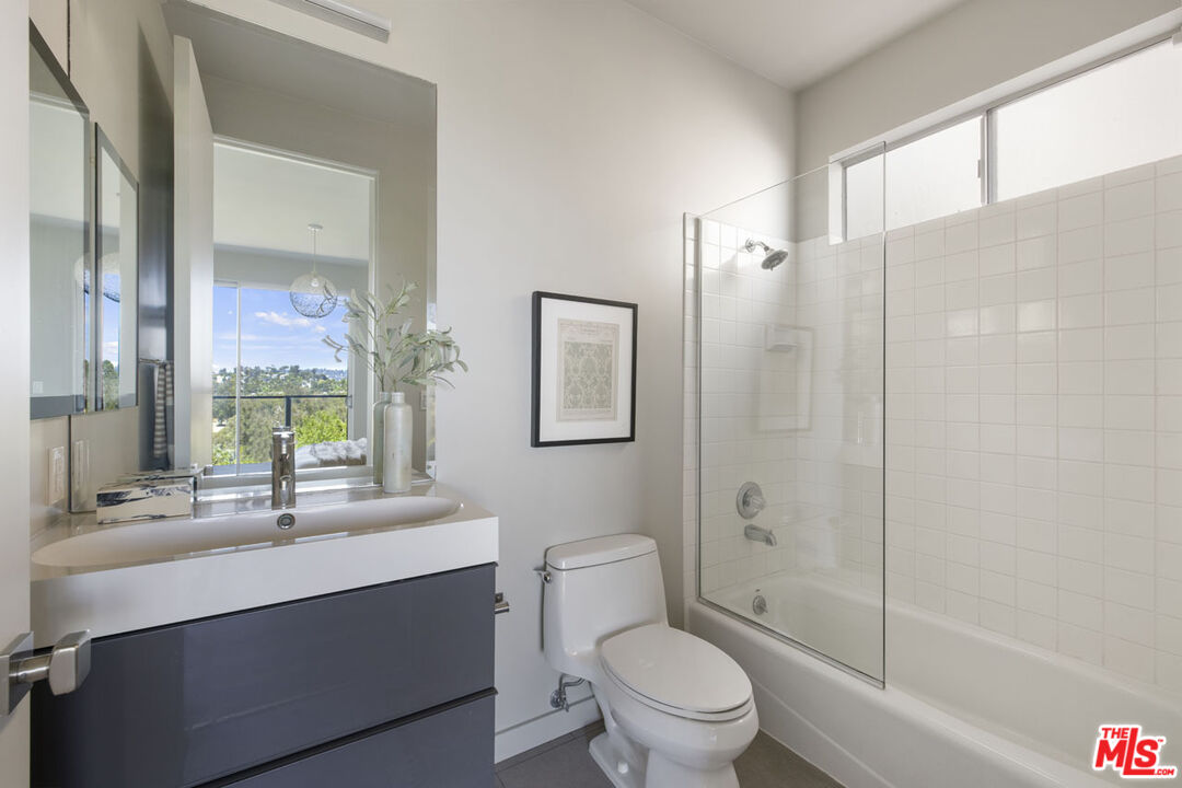 Los Angeles, California, 90039, United States, 3 Bedrooms Bedrooms, ,4 BathroomsBathrooms,Residential,For Sale,1934382