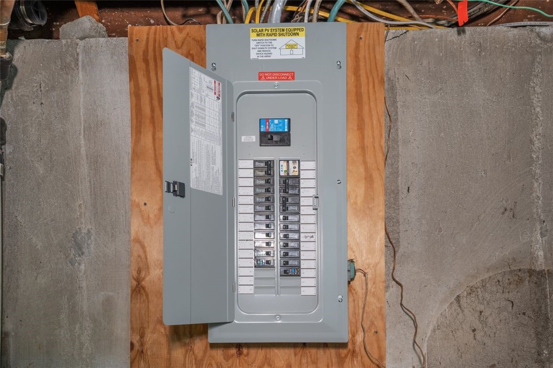 Providence, Rhode Island, 02809, United States, 3 Bedrooms Bedrooms, ,1 BathroomBathrooms,Residential,For Sale,2003236