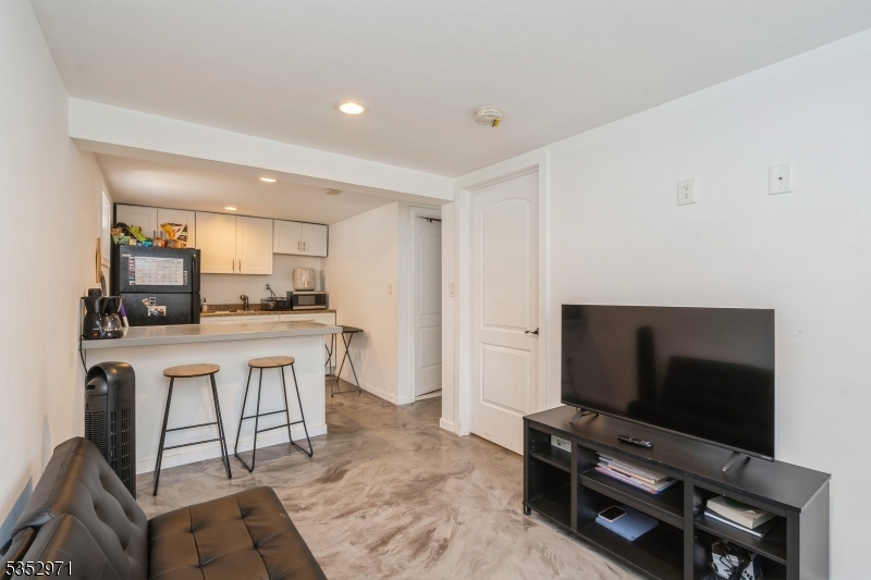 Ridgefield Boro, New Jersey, 07657, United States, 3 Bedrooms Bedrooms, ,2 BathroomsBathrooms,Residential,For Sale,1907428