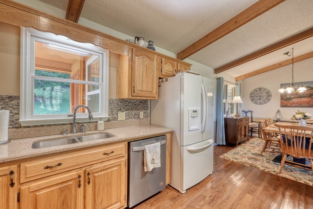 Blairsville, Georgia, 30512, United States, 2 Bedrooms Bedrooms, ,2 BathroomsBathrooms,Residential,For Sale,1932142