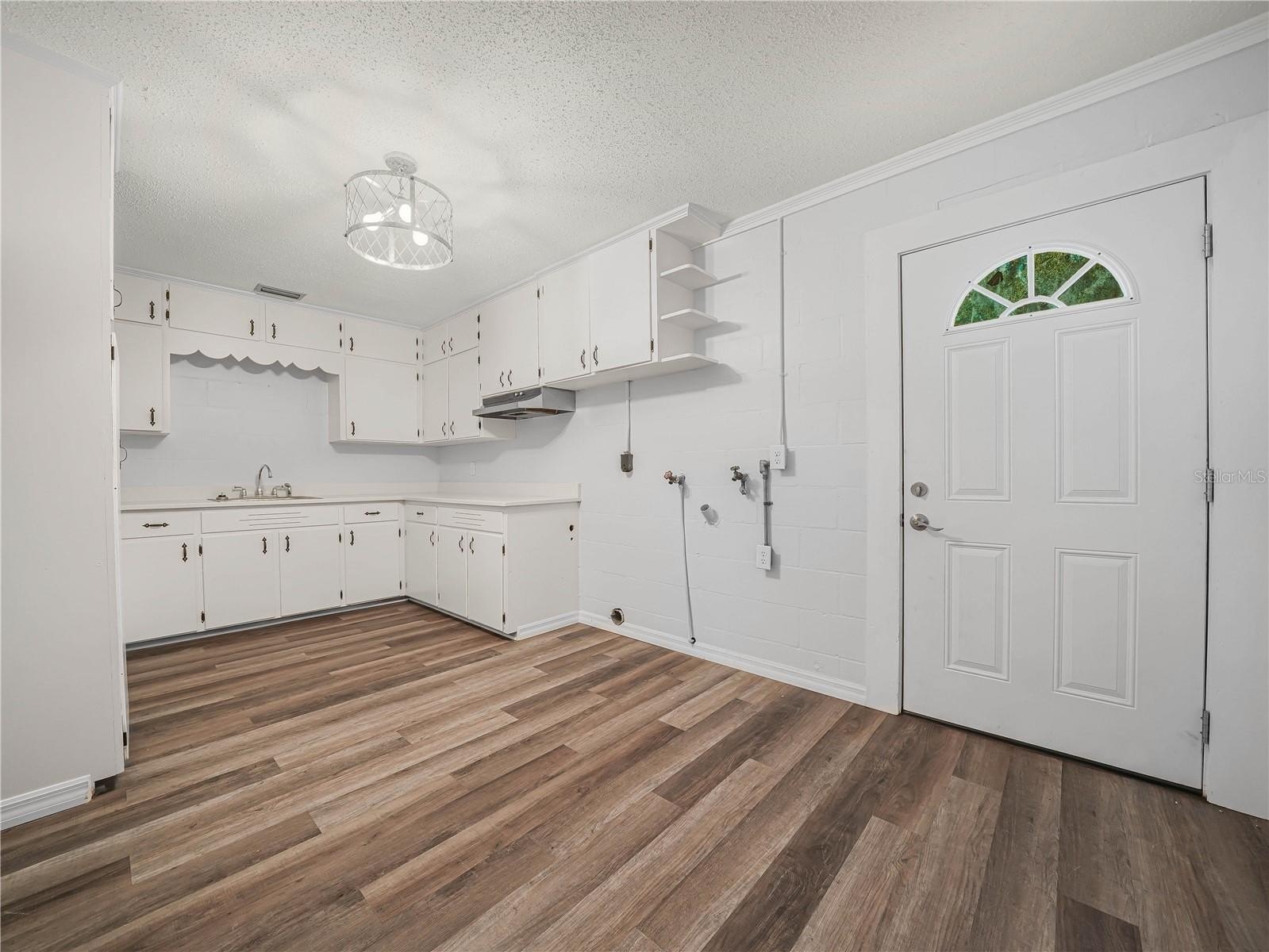 FROSTPROOF, Florida, 33843, United States, 6 Bedrooms Bedrooms, ,3 BathroomsBathrooms,Residential,For Sale,2006124