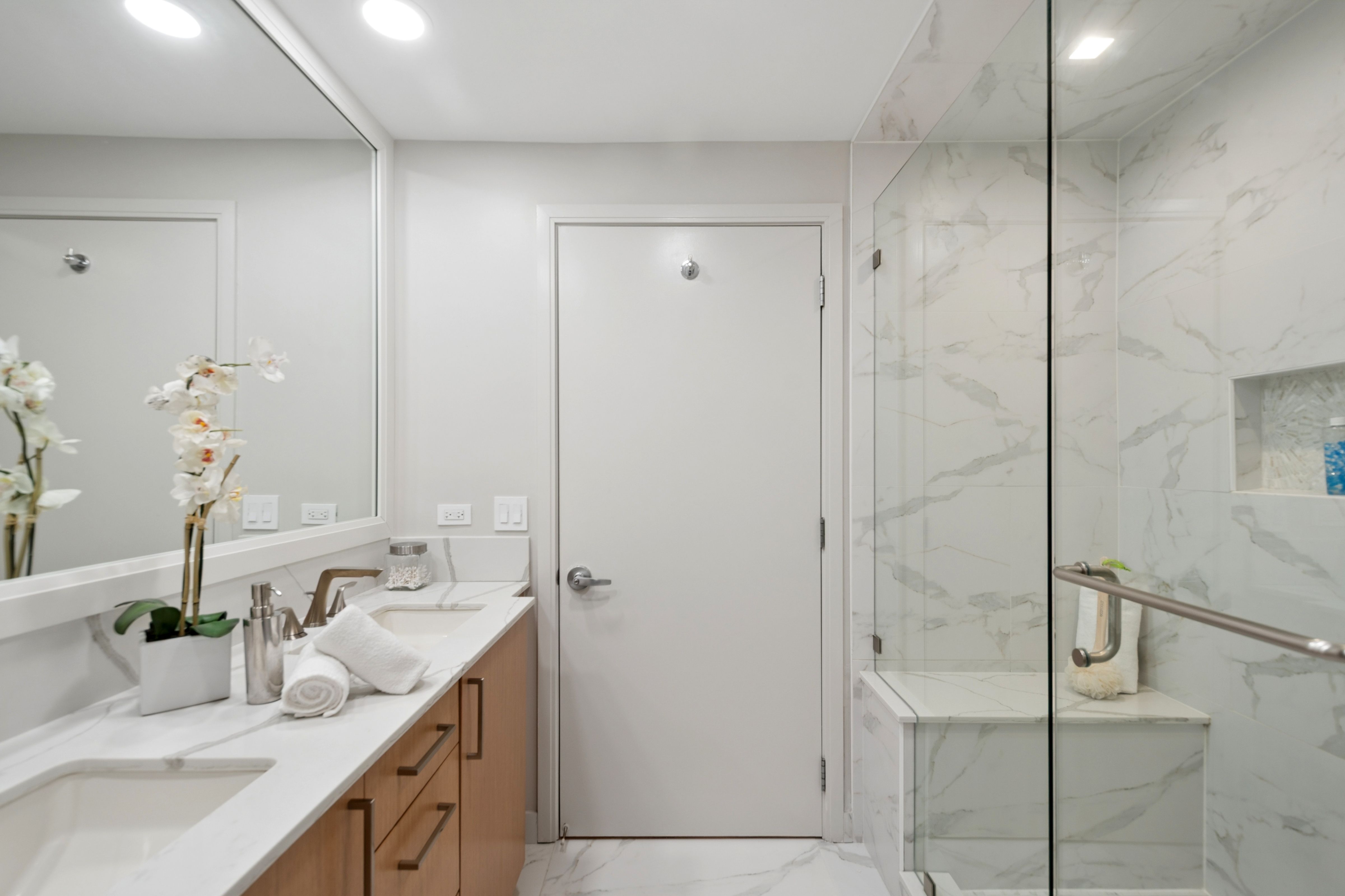  Spacious Living Room and Dining Area Overlook the Park, Lakefront and The Bean - 物件實景