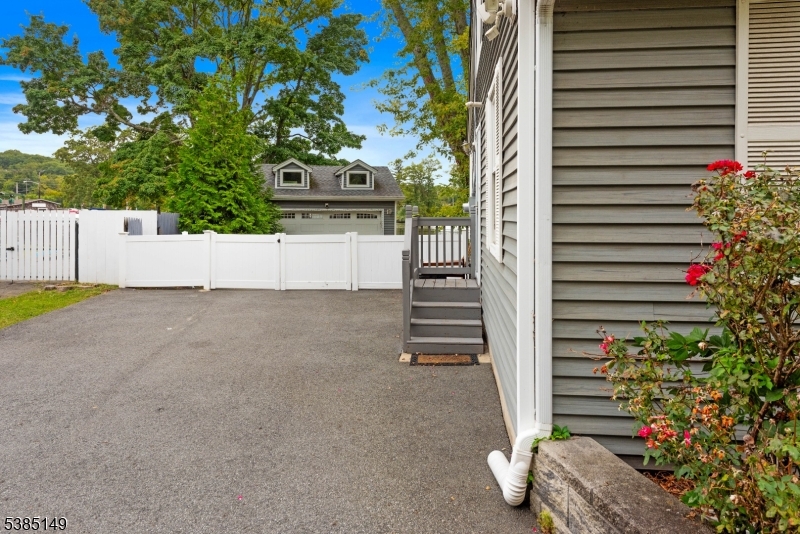 Roxbury Twp., New Jersey, 07850, United States, 3 Bedrooms Bedrooms, ,2 BathroomsBathrooms,Residential,For Sale,1947075