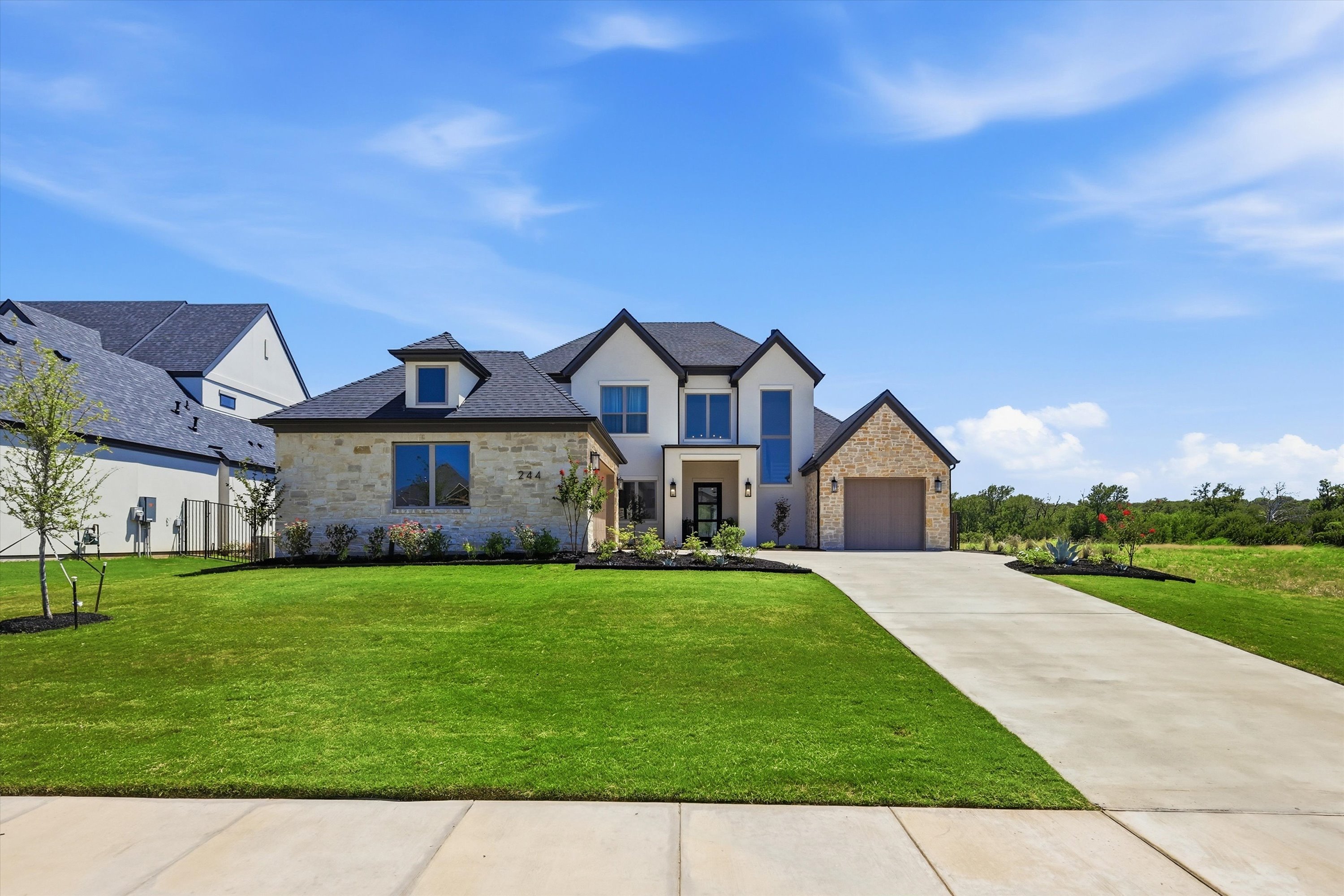  Some homes are simply built. Others are thoughtfully composed. - 物件實景