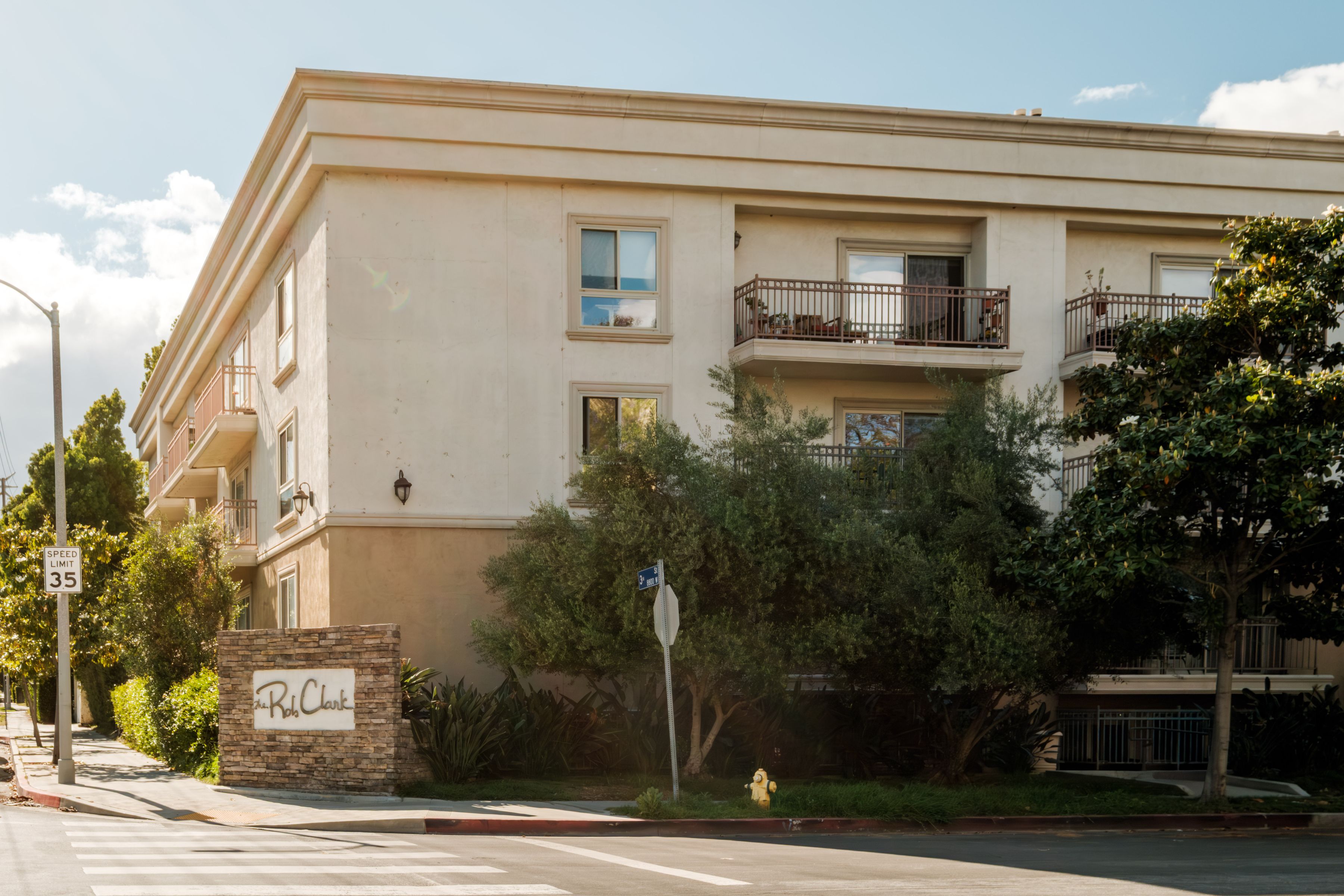  141 South Clark Drive, #404 - 物件實景