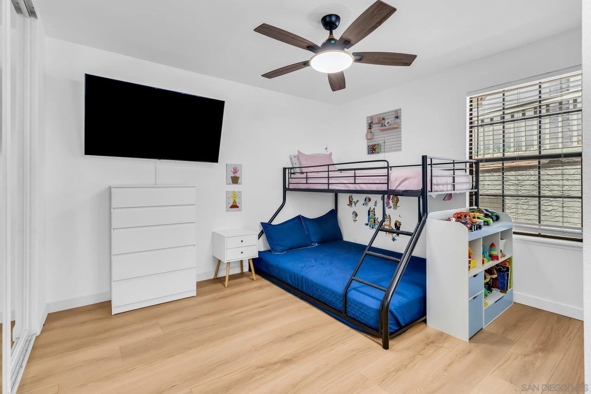 San Diego, California, 92110, United States, 2 Bedrooms Bedrooms, ,2 BathroomsBathrooms,Residential,For Sale,1996834