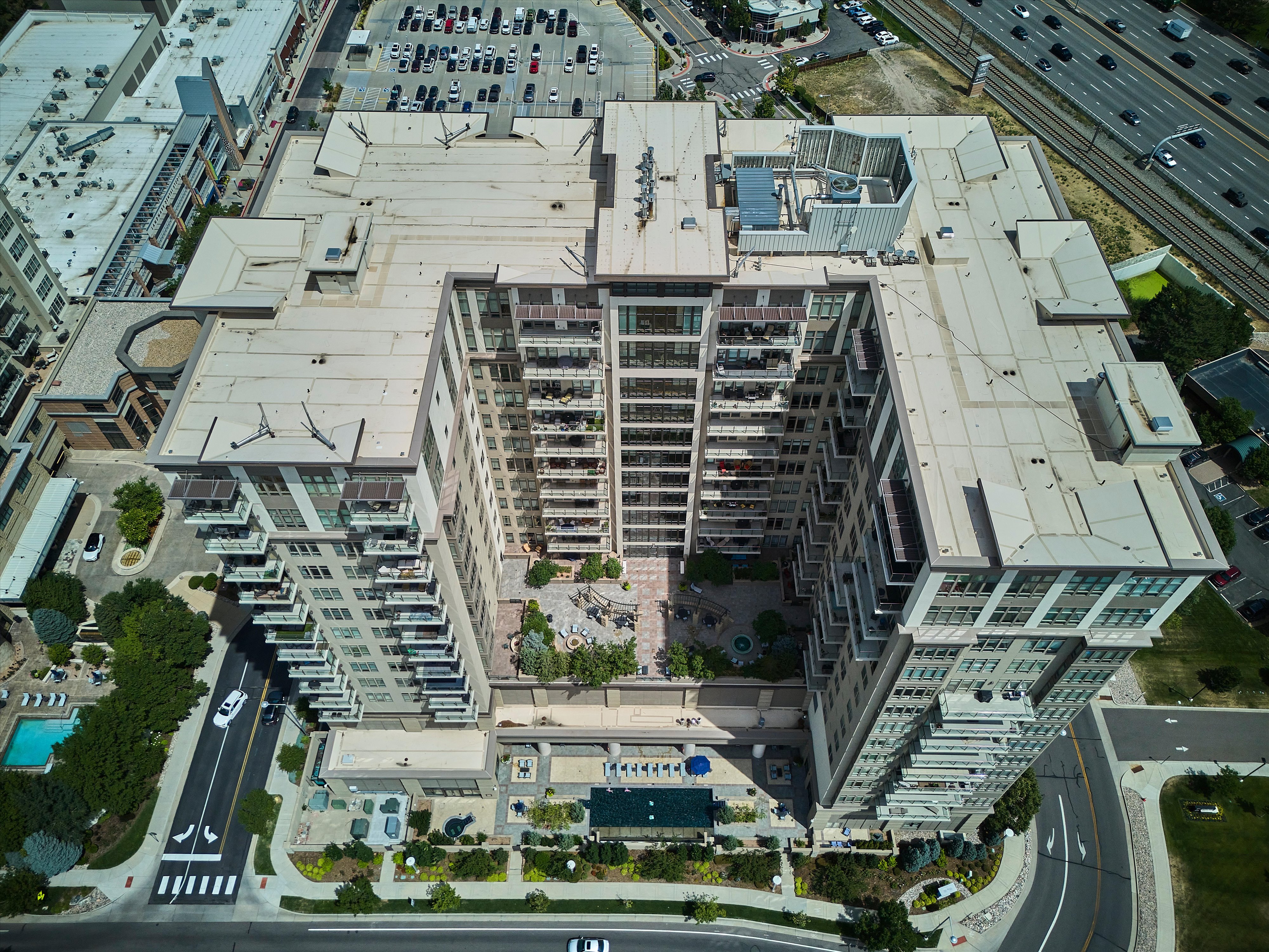  Fantastic 2 Bed/2 Bath End Unit Offering Panoramic Views - 物件實景