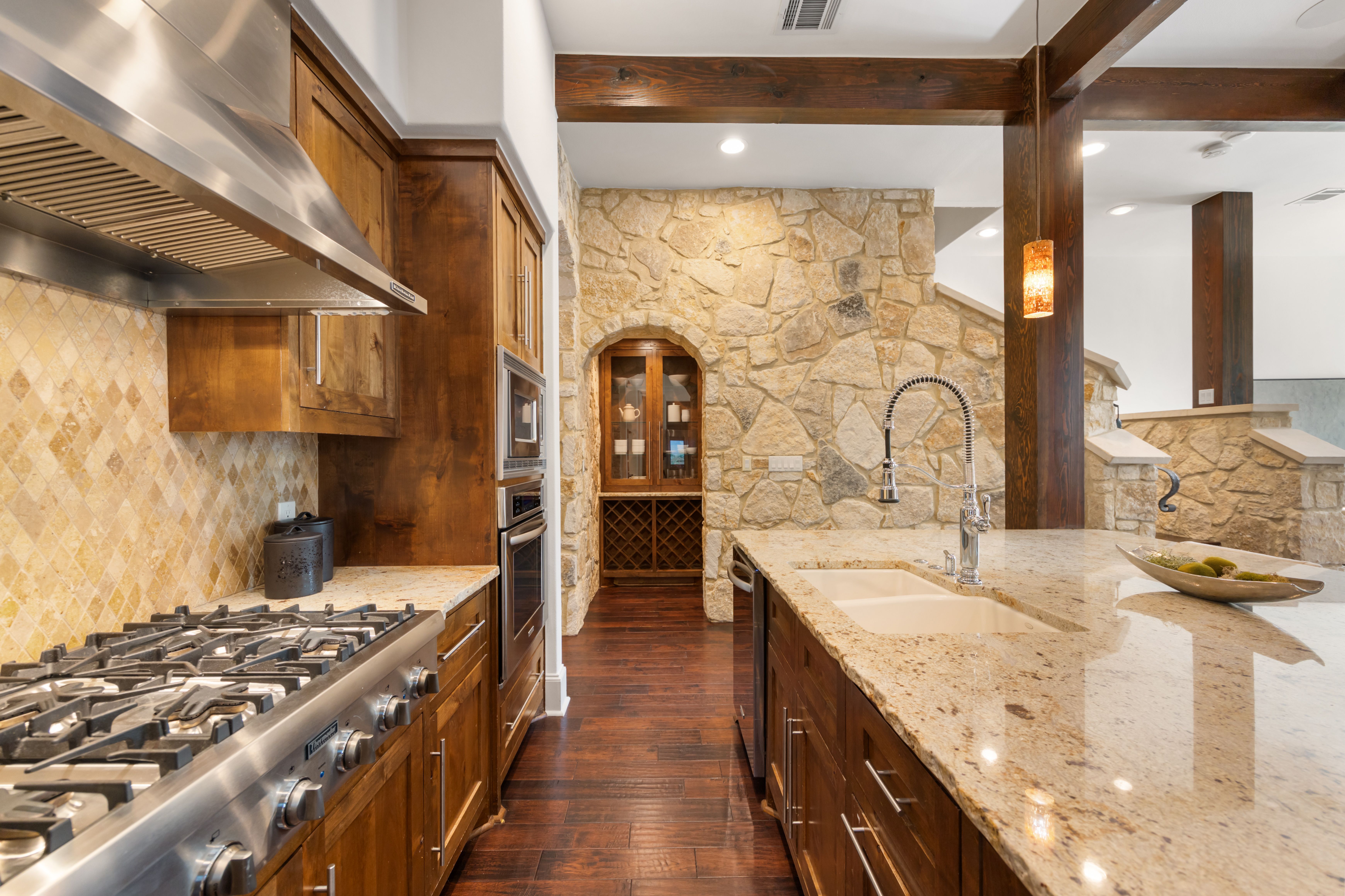  Refined Barton Hills Living  Private Garage  Exceptional 78704 Location - 物件實景