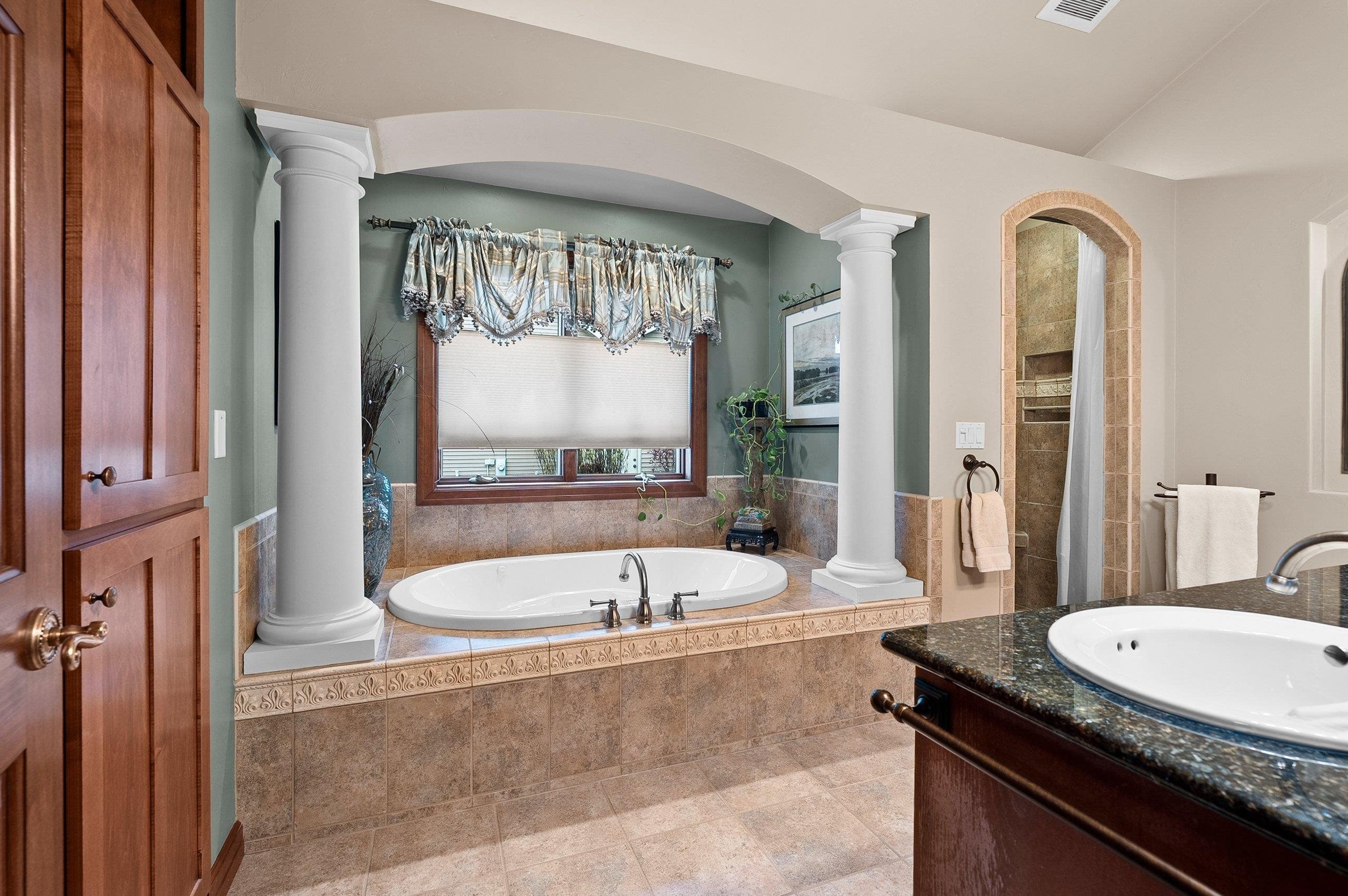DE PERE, Wisconsin, 54115, United States, 3 Bedrooms Bedrooms, ,4 BathroomsBathrooms,Residential,For Sale,2048400