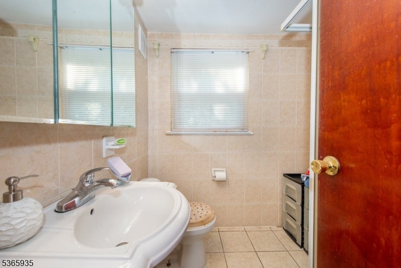Wayne Twp., New Jersey, 07470, United States, 5 Bedrooms Bedrooms, ,3 BathroomsBathrooms,Residential,For Sale,1928449