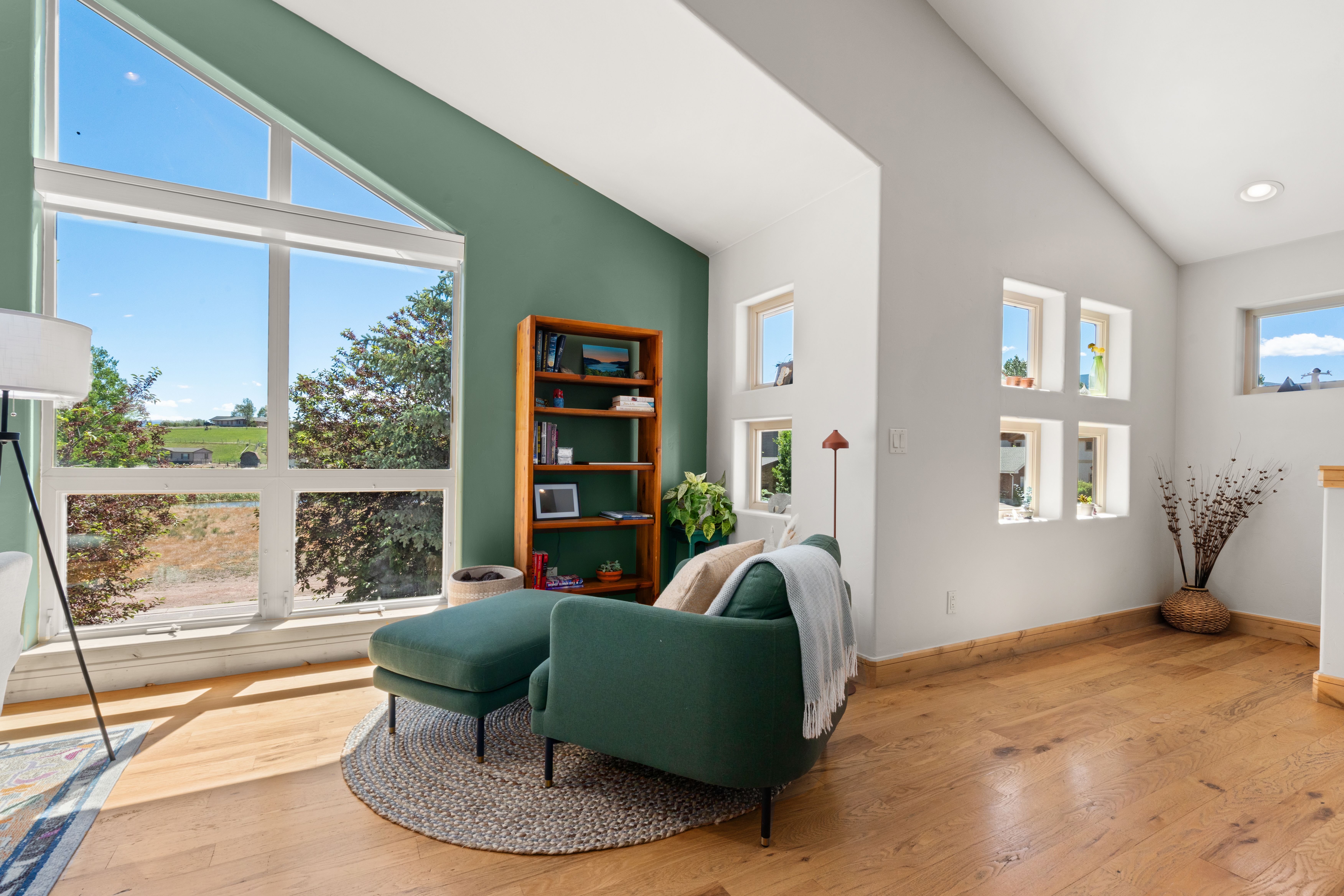  Inviting Home Features Soaring Vaulted Ceilings, Expansive Windows~ - 物件實景