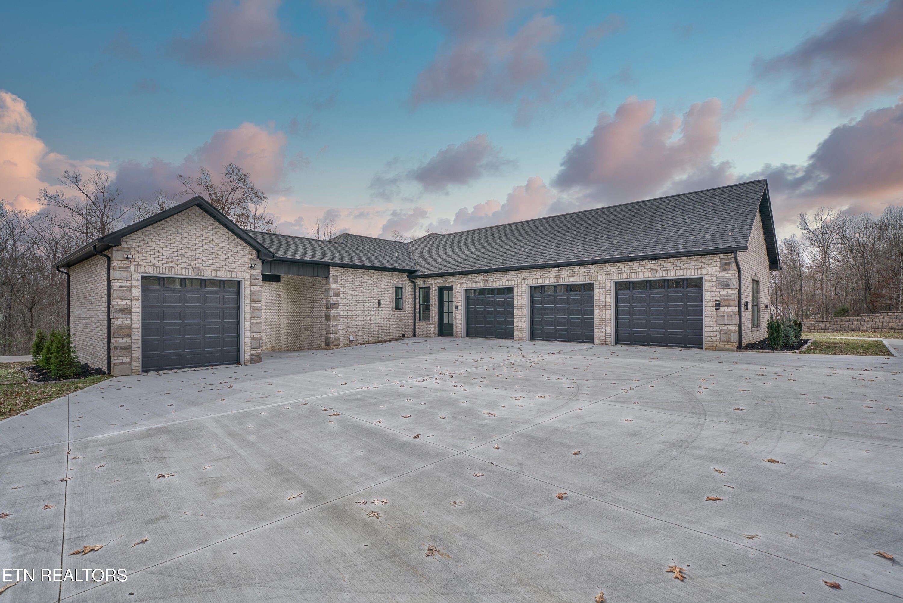 Crossville, Tennessee, 38555, United States, 4 Bedrooms Bedrooms, ,5 BathroomsBathrooms,Residential,For Sale,1977925