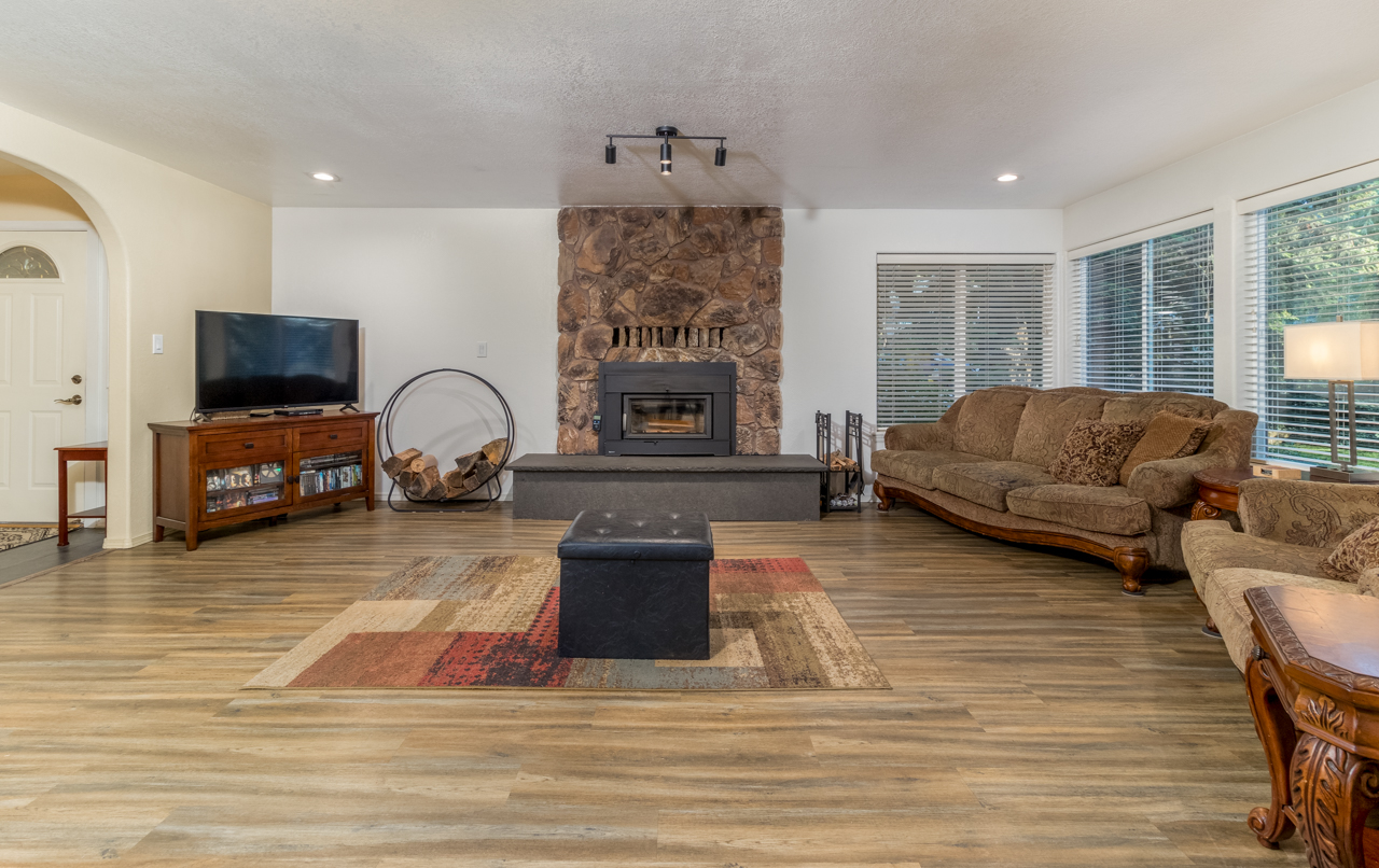 Bonners Ferry, Idaho, 83805, United States, 5 Bedrooms Bedrooms, ,5 BathroomsBathrooms,Residential,For Sale,1879157