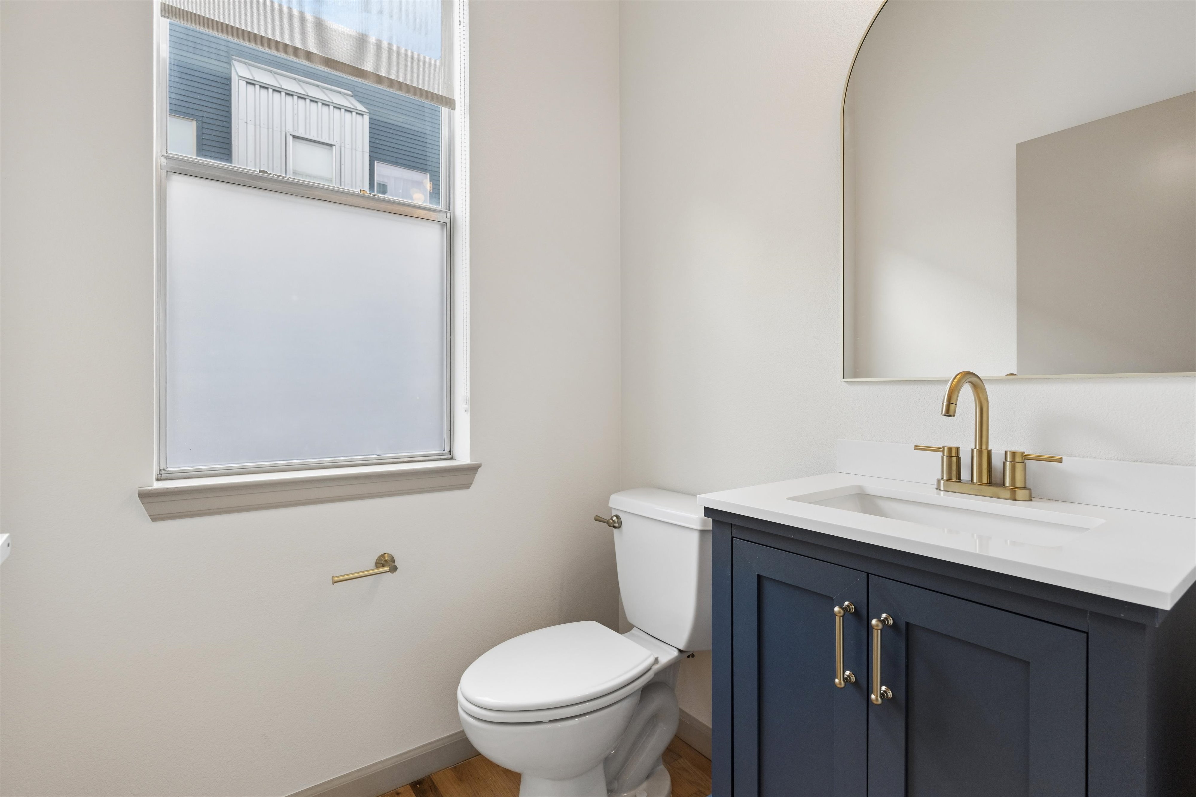  Beautifully updated end-unit offers exceptional natural light & abundant windows - 物件實景