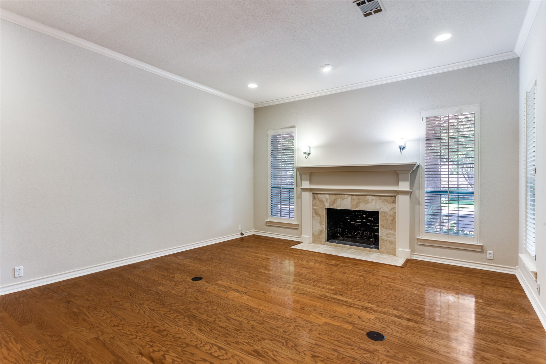 Fort Worth, Texas, 76109, United States, 3 Bedrooms Bedrooms, ,2 BathroomsBathrooms,Residential,For Sale,1918237