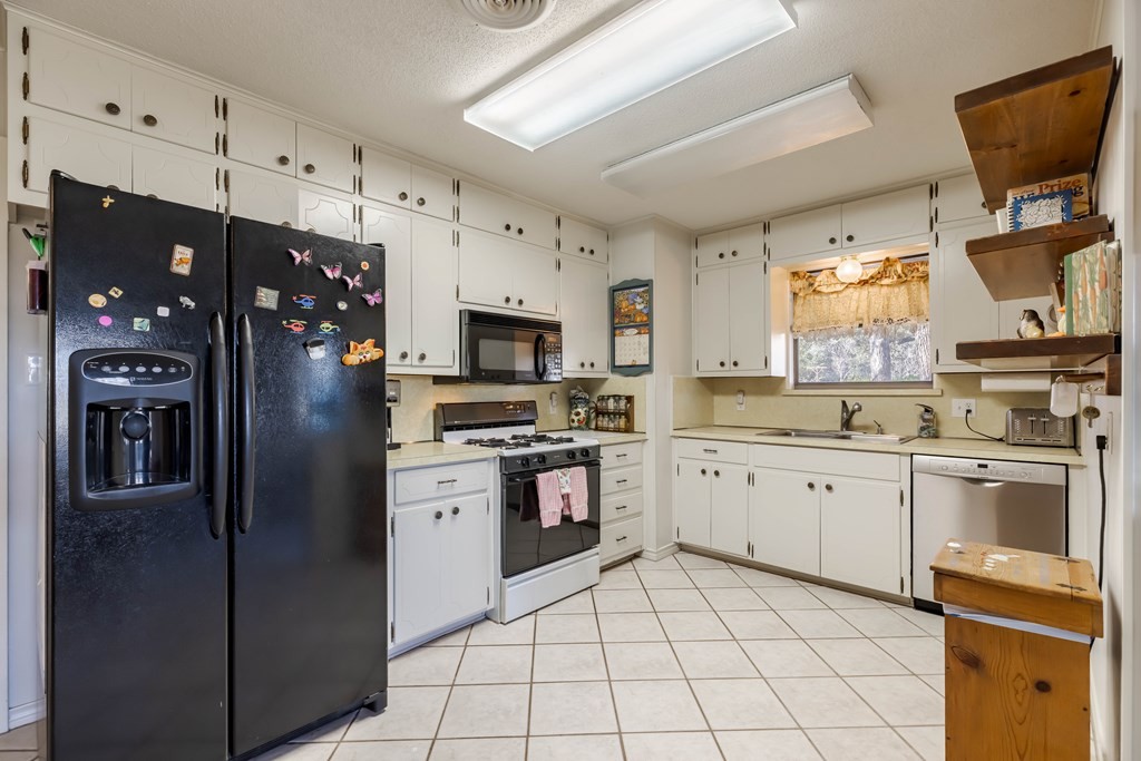 Fredericksburg, Texas, 78624, United States, 3 Bedrooms Bedrooms, ,2 BathroomsBathrooms,Residential,For Sale,1921843