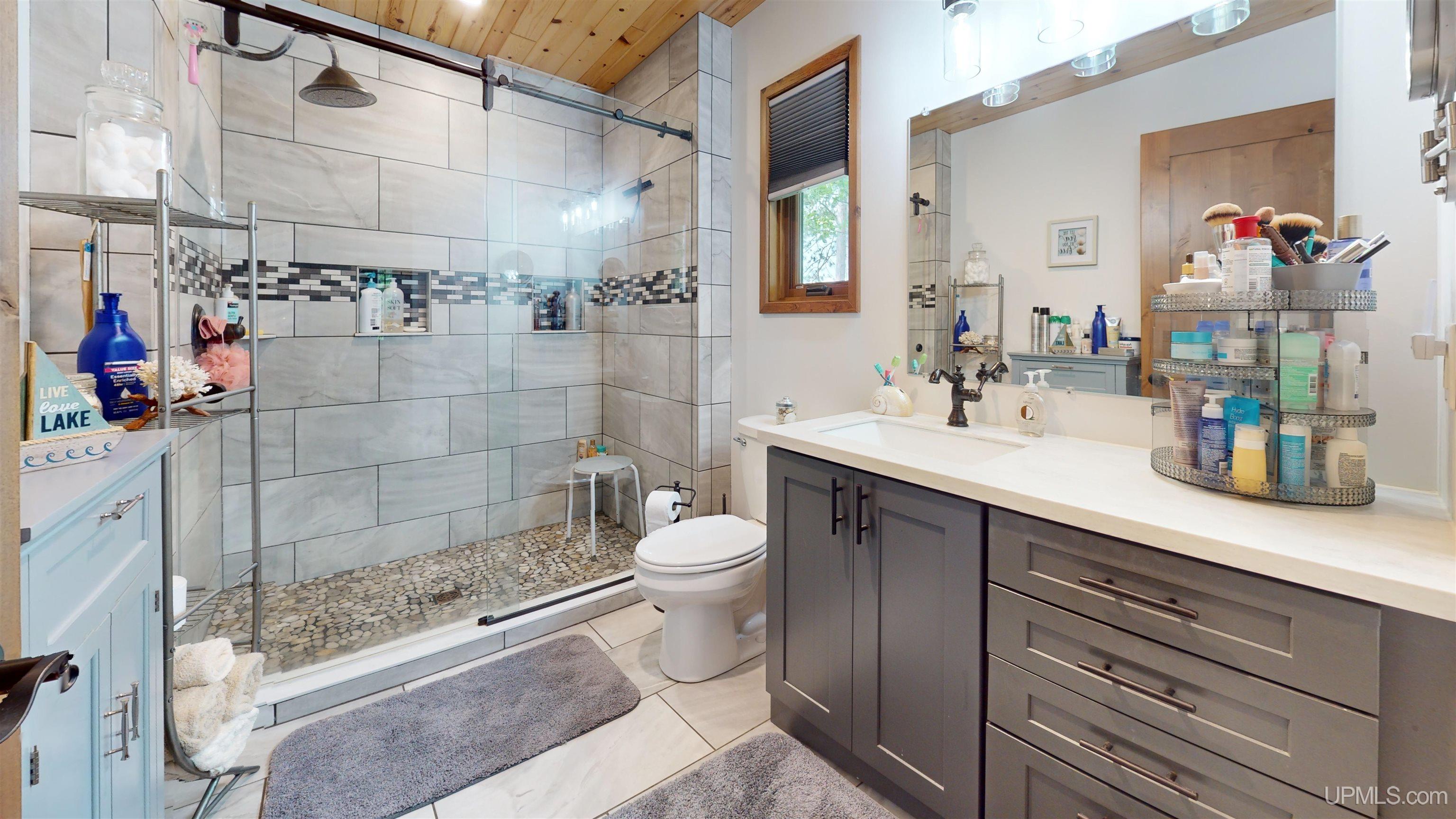 Marquette, Michigan, 49855, United States, 2 Bedrooms Bedrooms, ,4 BathroomsBathrooms,Residential,For Sale,1892873