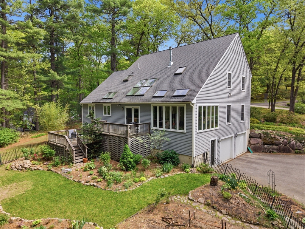 Middleton, Massachusetts, 01949, United States, 4 Bedrooms Bedrooms, ,3 BathroomsBathrooms,Residential,For Sale,2048371