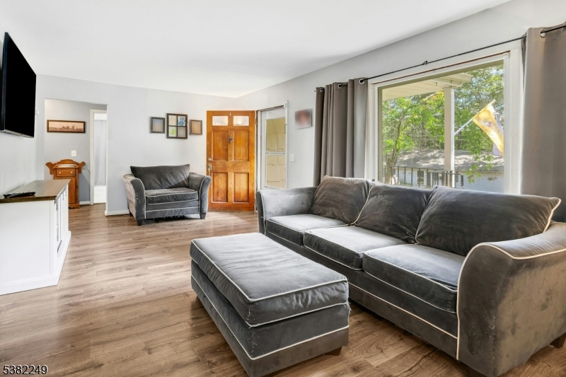 Rockaway Twp., New Jersey, 07866, United States, 3 Bedrooms Bedrooms, ,1 BathroomBathrooms,Residential,For Sale,1940622