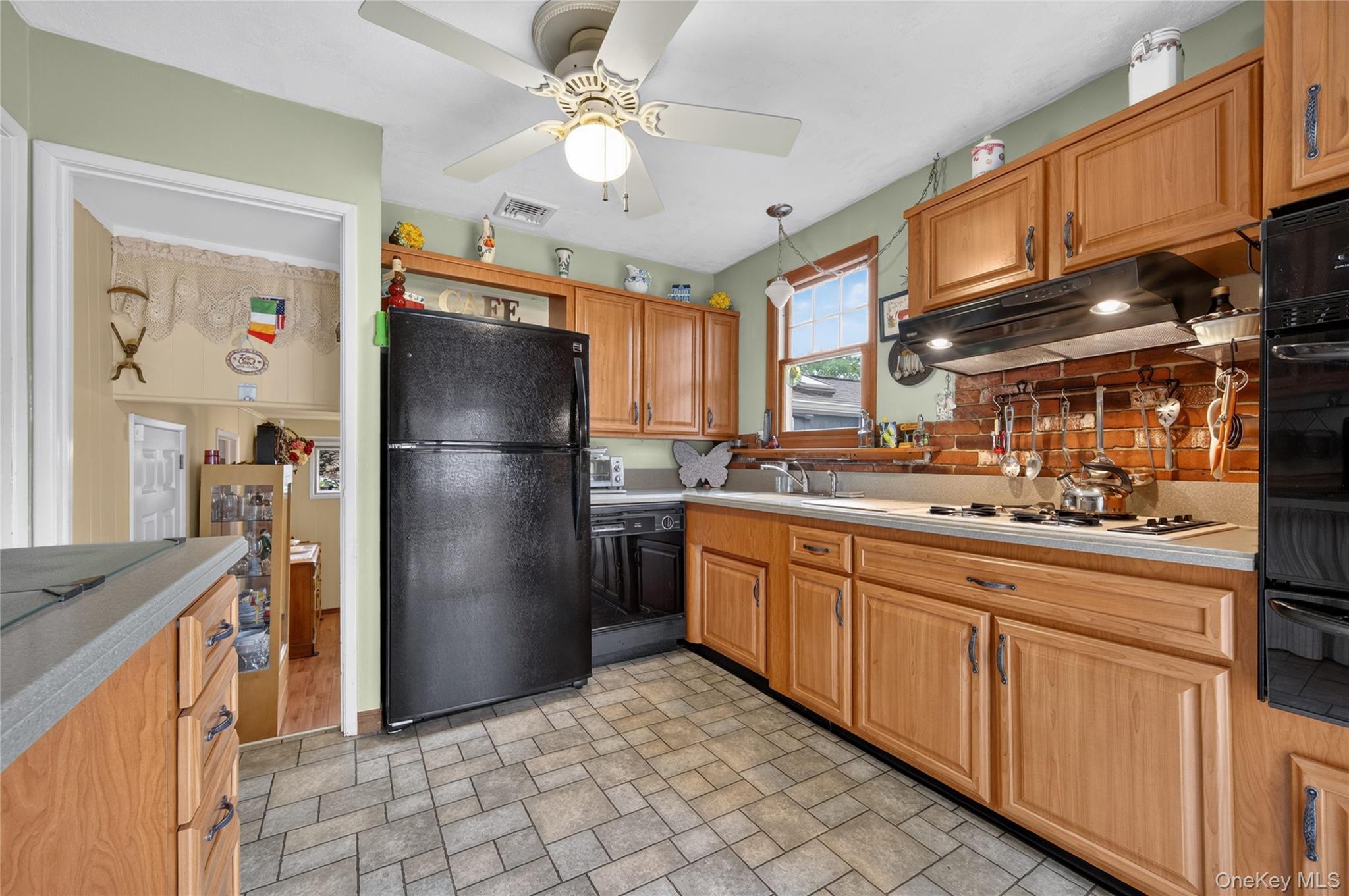  190 Oakwood Road, Huntington Station, NY, 11746 - 物件實景