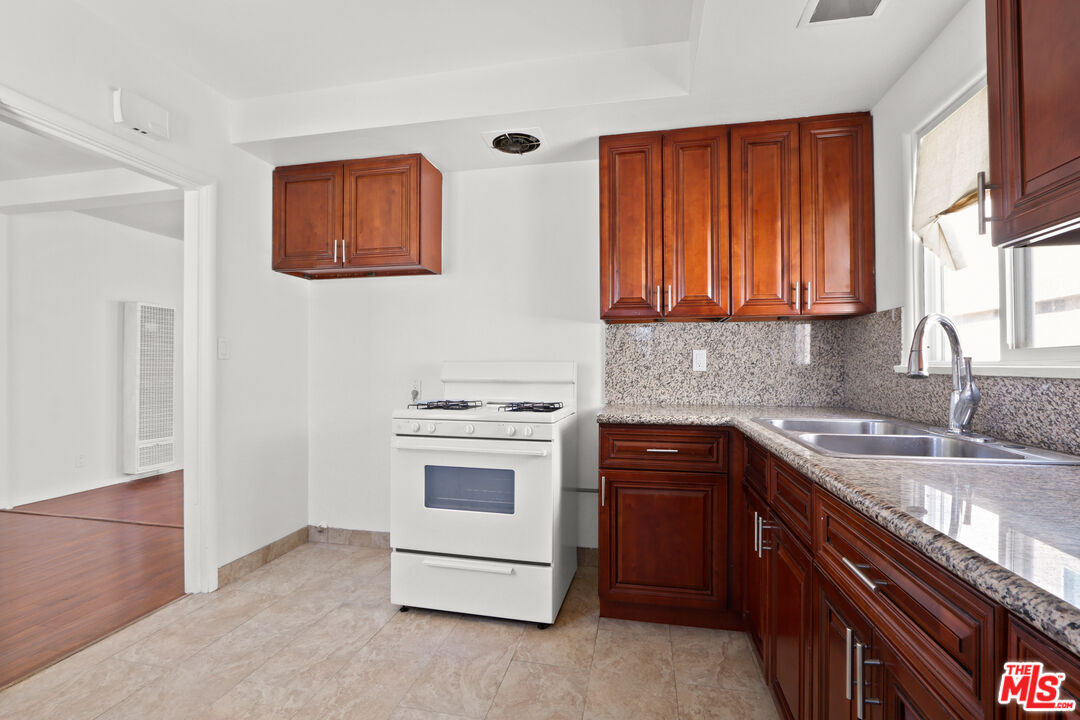Los Angeles, California, 90035, United States, 5 Bedrooms Bedrooms, ,Residential,For Sale,1907143