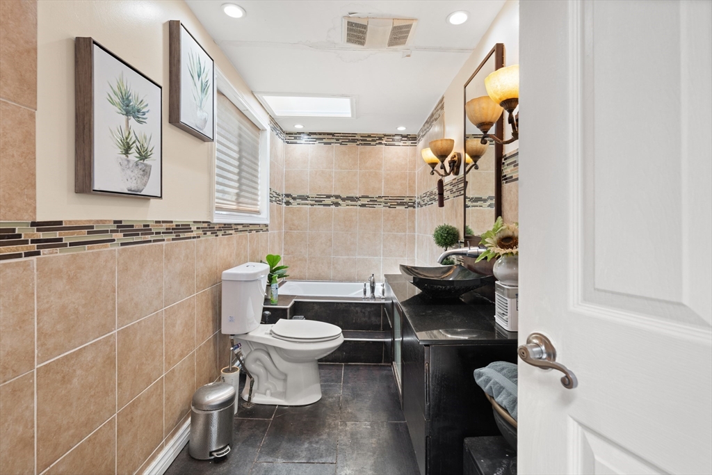 Lynn, Massachusetts, 01905, United States, 3 Bedrooms Bedrooms, ,2 BathroomsBathrooms,Residential,For Sale,1983018