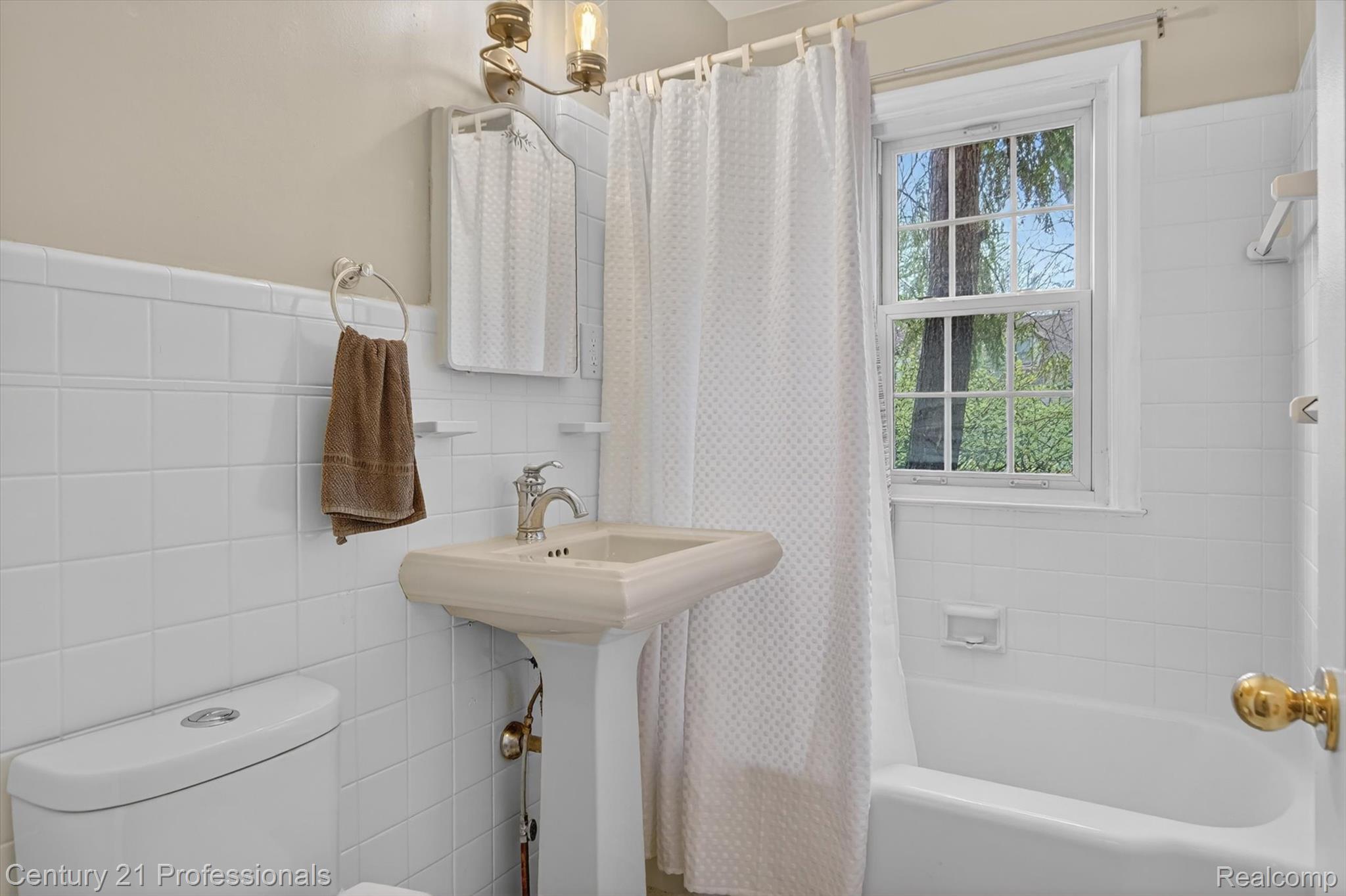 AnnArbor, Michigan, 48103, United States, 3 Bedrooms Bedrooms, ,2 BathroomsBathrooms,Residential,For Sale,2038330
