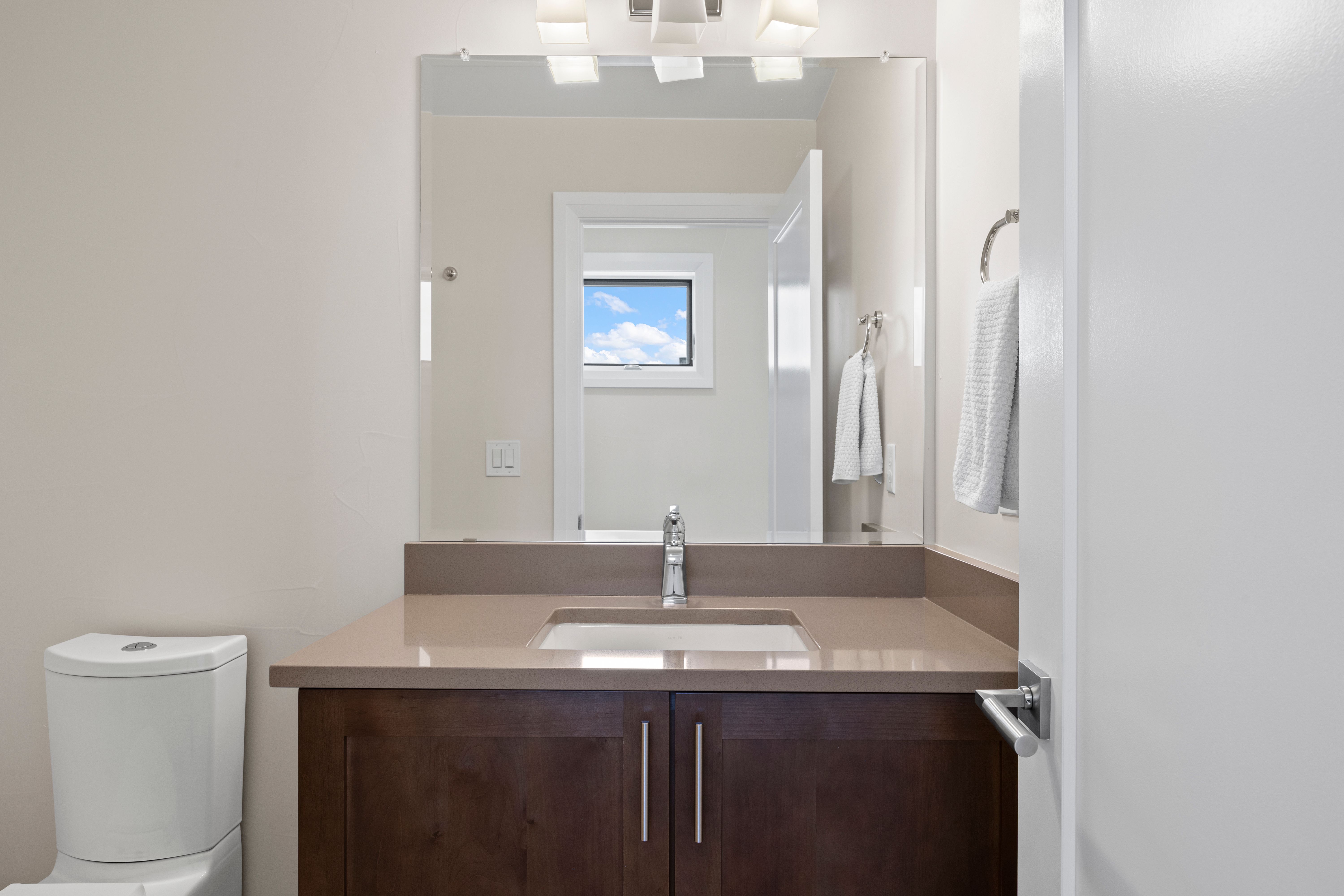  Exceptional Contemporary Move-In Ready Designed For Modern Living - 物件實景