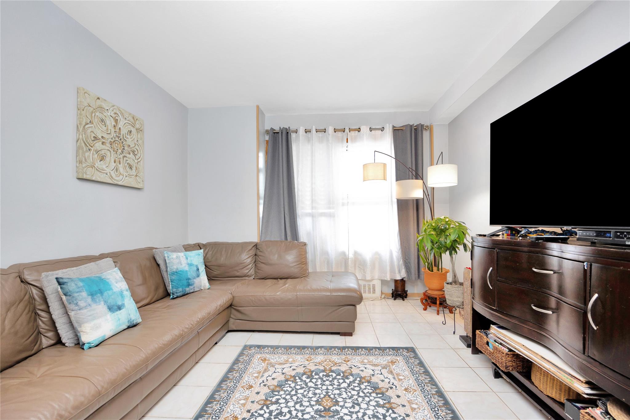 Rego Park, New York, 11374, United States, 3 Bedrooms Bedrooms, ,2 BathroomsBathrooms,Residential,For Sale,1846571