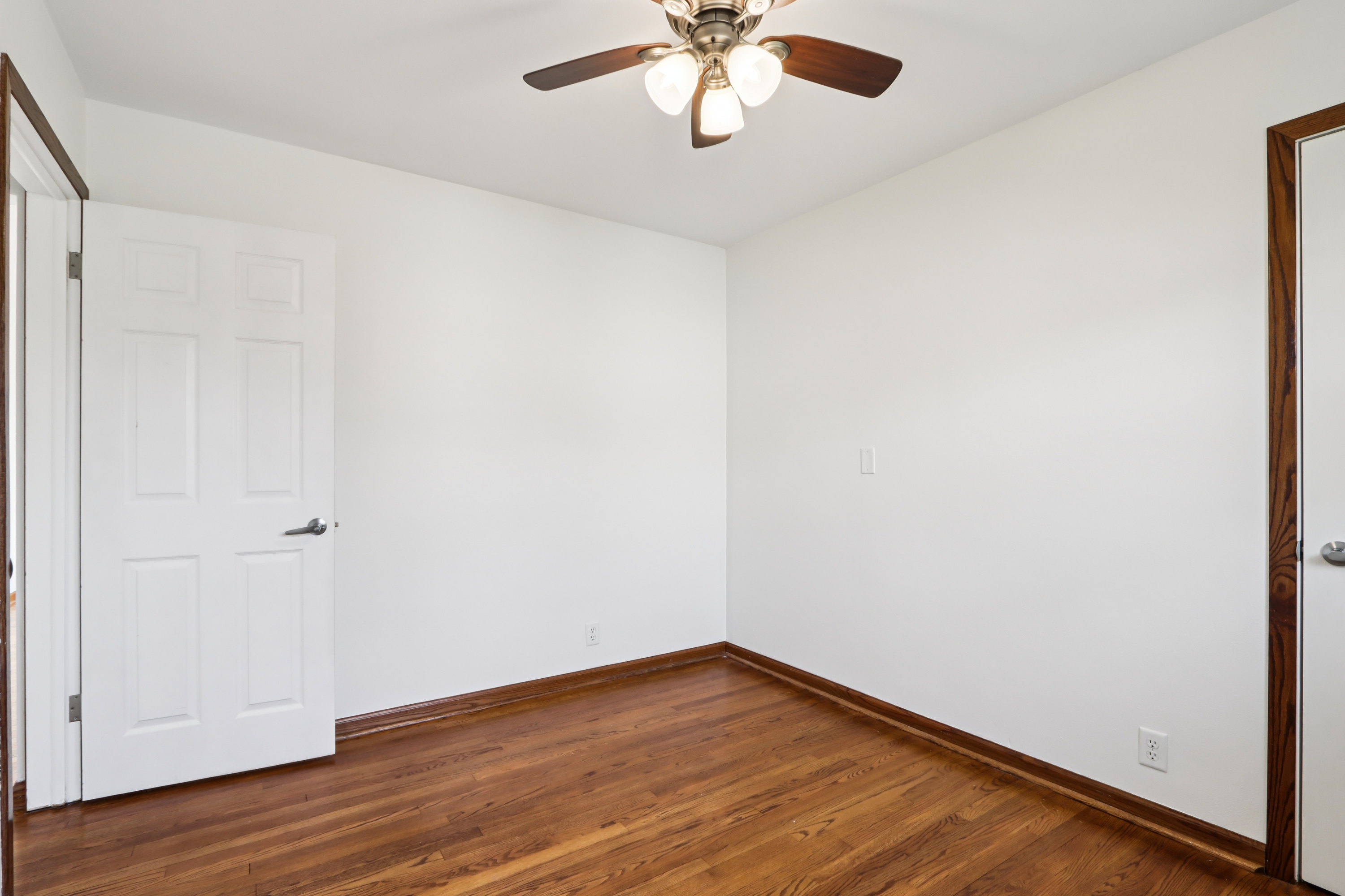  Classic Brick Ranch with an Incredible 3.5+ Car Garage - 物件實景