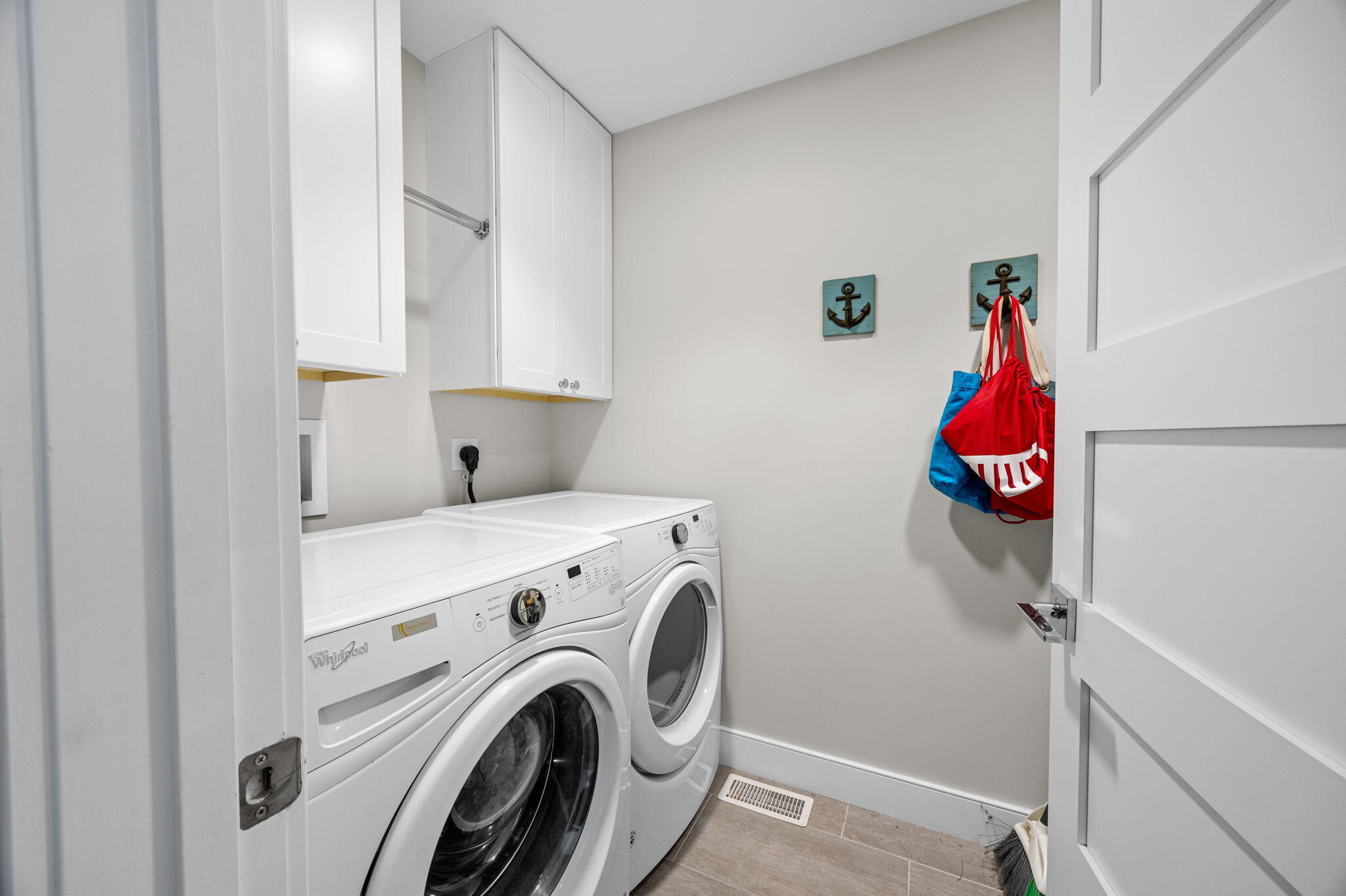  2017-Built Cape Cod Charmer with Fireplace, Fenced Yard and Patio - 物件實景