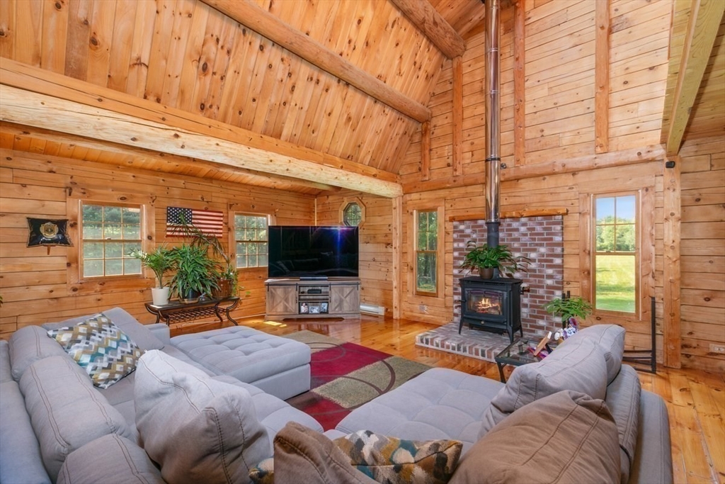 Haverhill, Massachusetts, 01832, United States, 4 Bedrooms Bedrooms, ,2 BathroomsBathrooms,Residential,For Sale,1906911