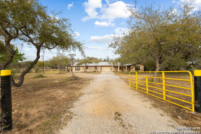 Floresville, Texas, 78114, United States, 6 Bedrooms Bedrooms, ,3 BathroomsBathrooms,Residential,For Sale,1754685