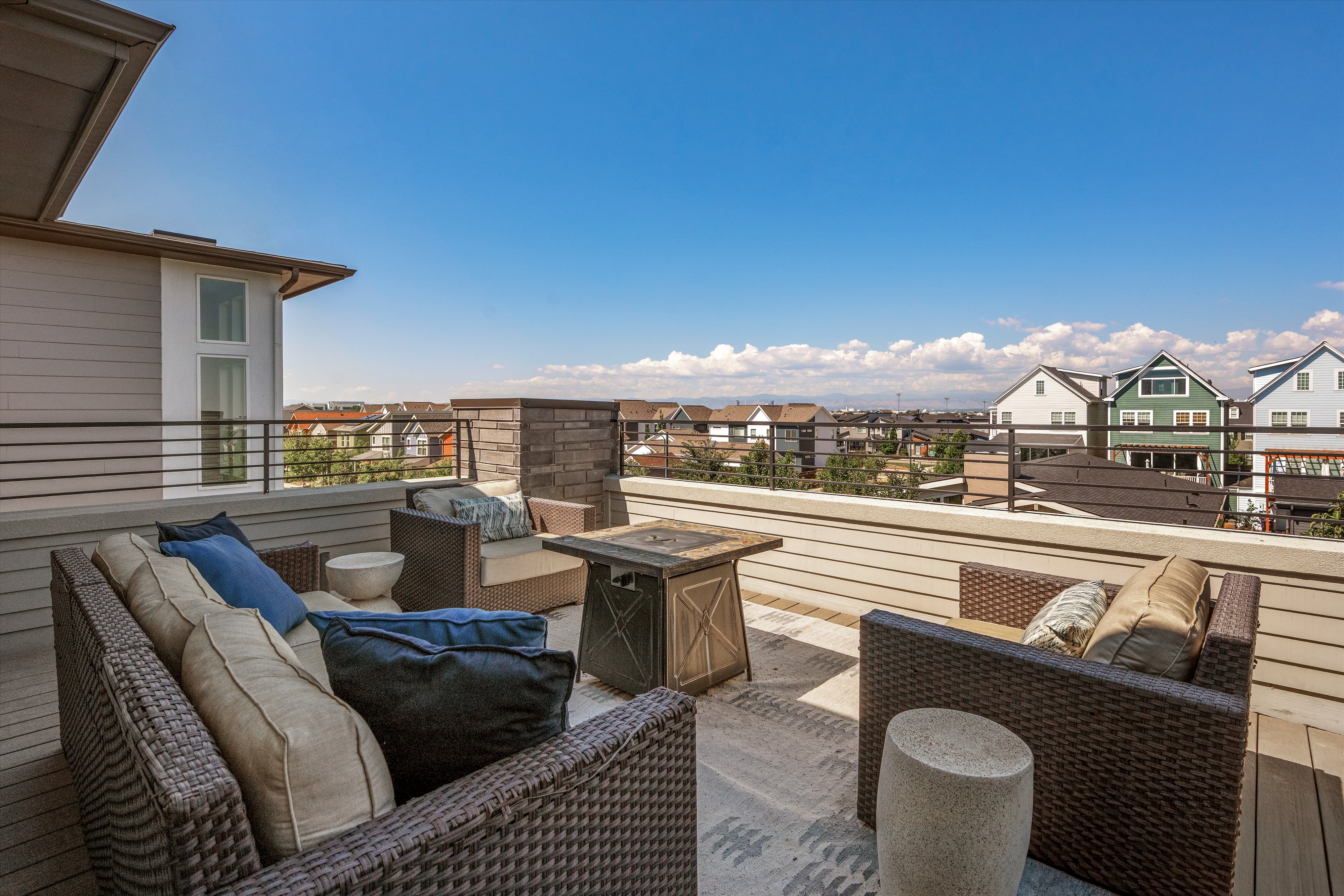  Thoughtfully designed and exceptionally maintained, this light-filled home offer - 物件實景