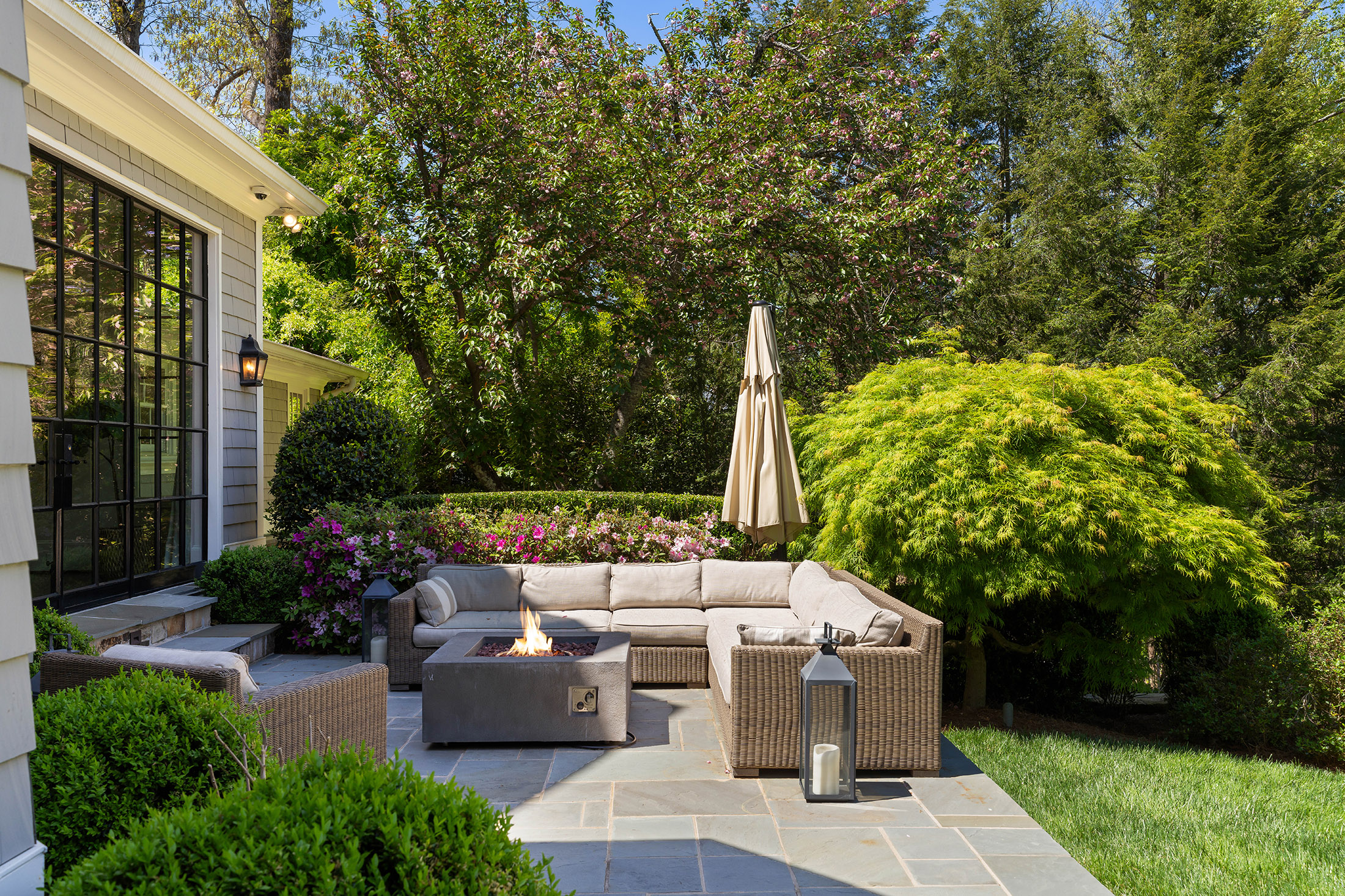  Stunning Estate with Pool Set on 1.3+/- Private Acres - 物件實景