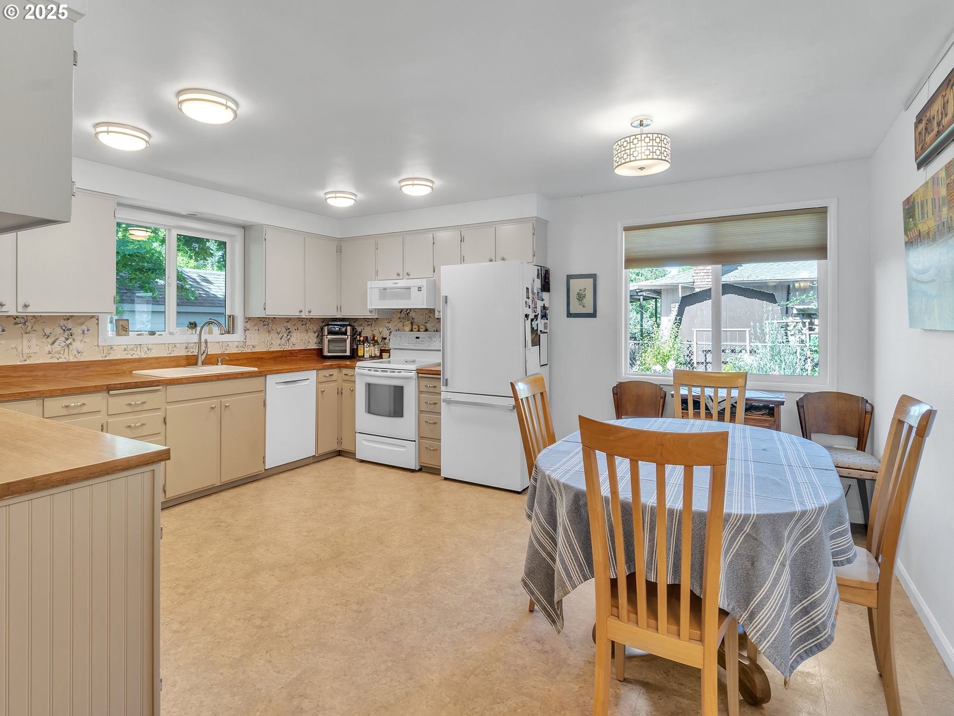 McMinnville, Oregon, 97128, United States, 3 Bedrooms Bedrooms, ,2 BathroomsBathrooms,Residential,For Sale,1901824
