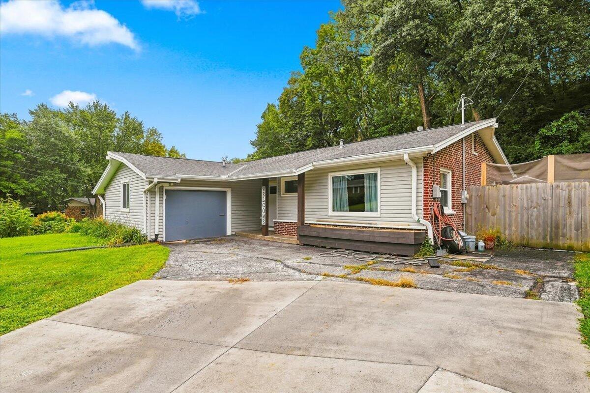 Corinne Ave, Council Bluffs, IA 51503