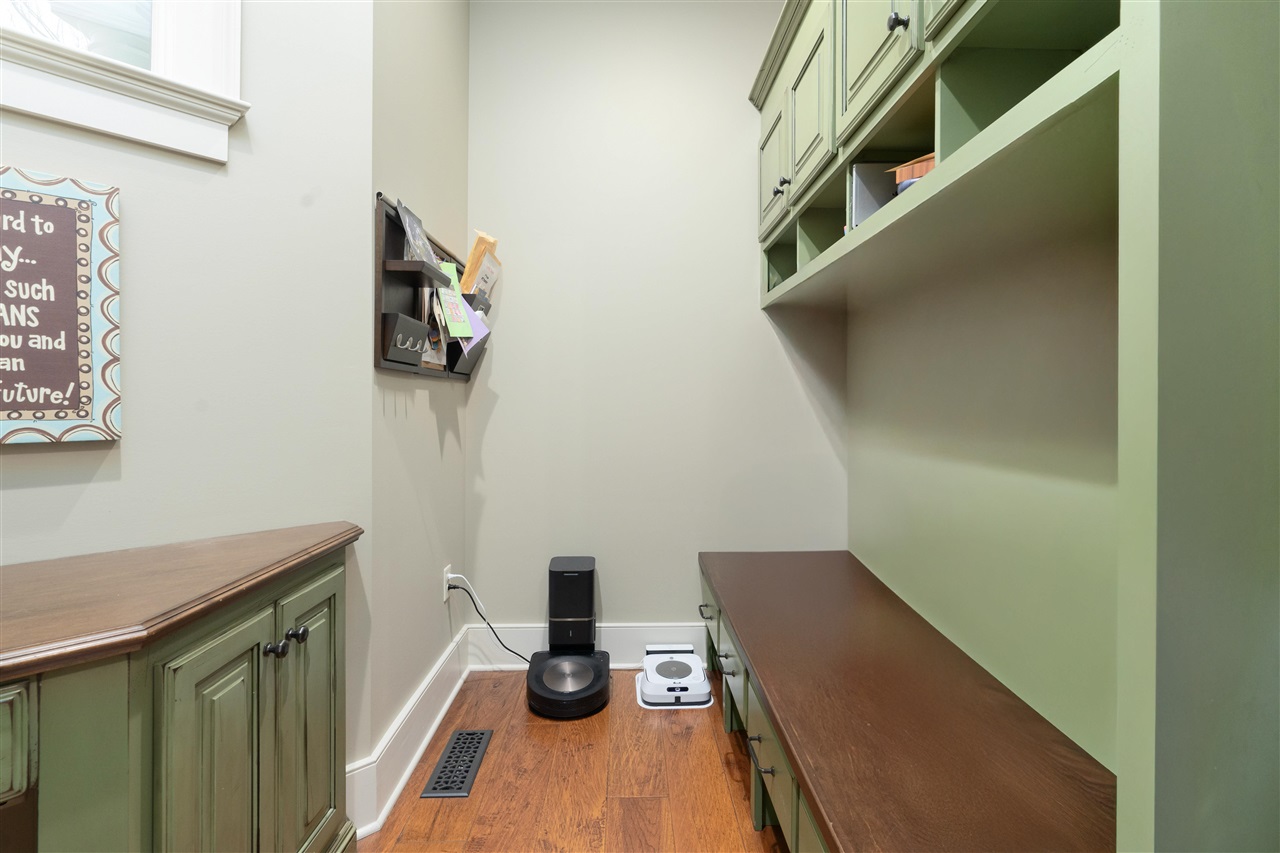 Bowling Green, Kentucky, 42103, United States, 5 Bedrooms Bedrooms, ,5 BathroomsBathrooms,Residential,For Sale,1986458