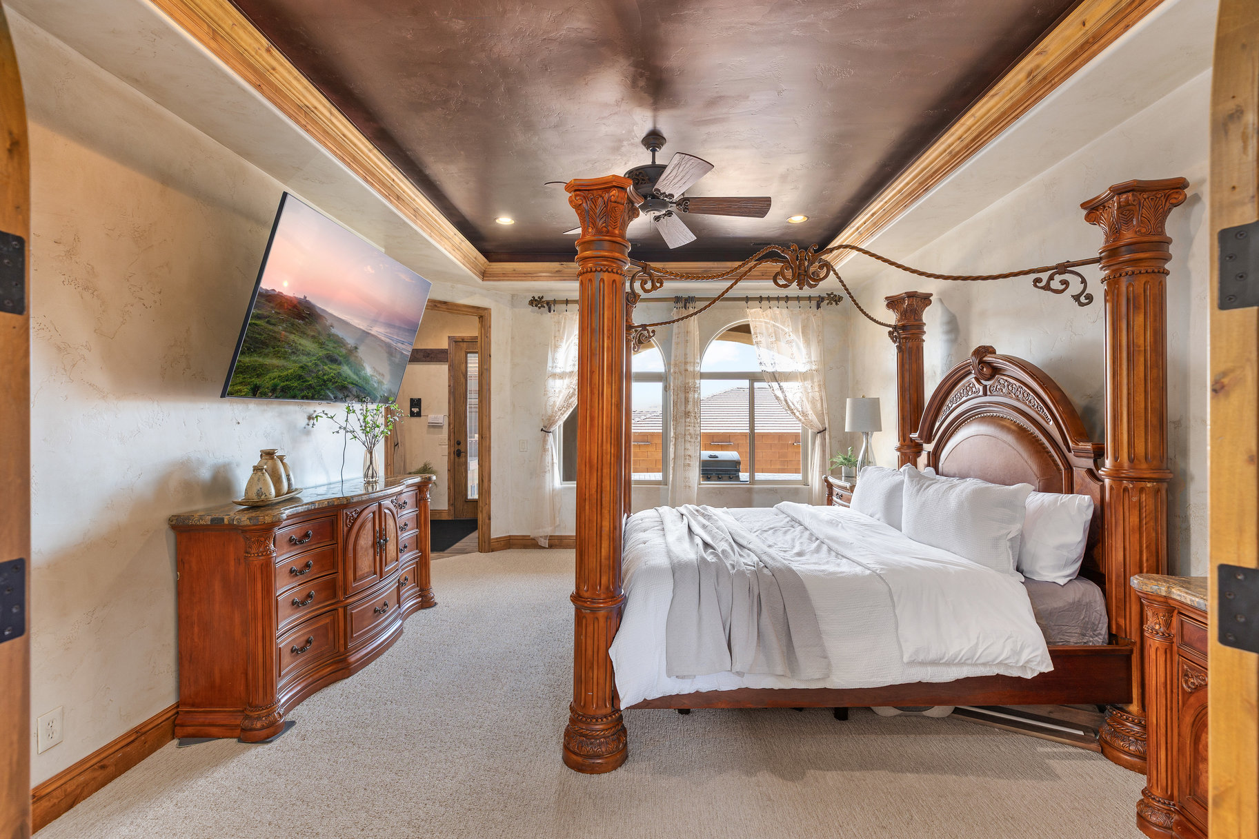  Tuscany Revival Resort-Style Living With Theater Room, Pool & 4-Car Garage - 物件實景