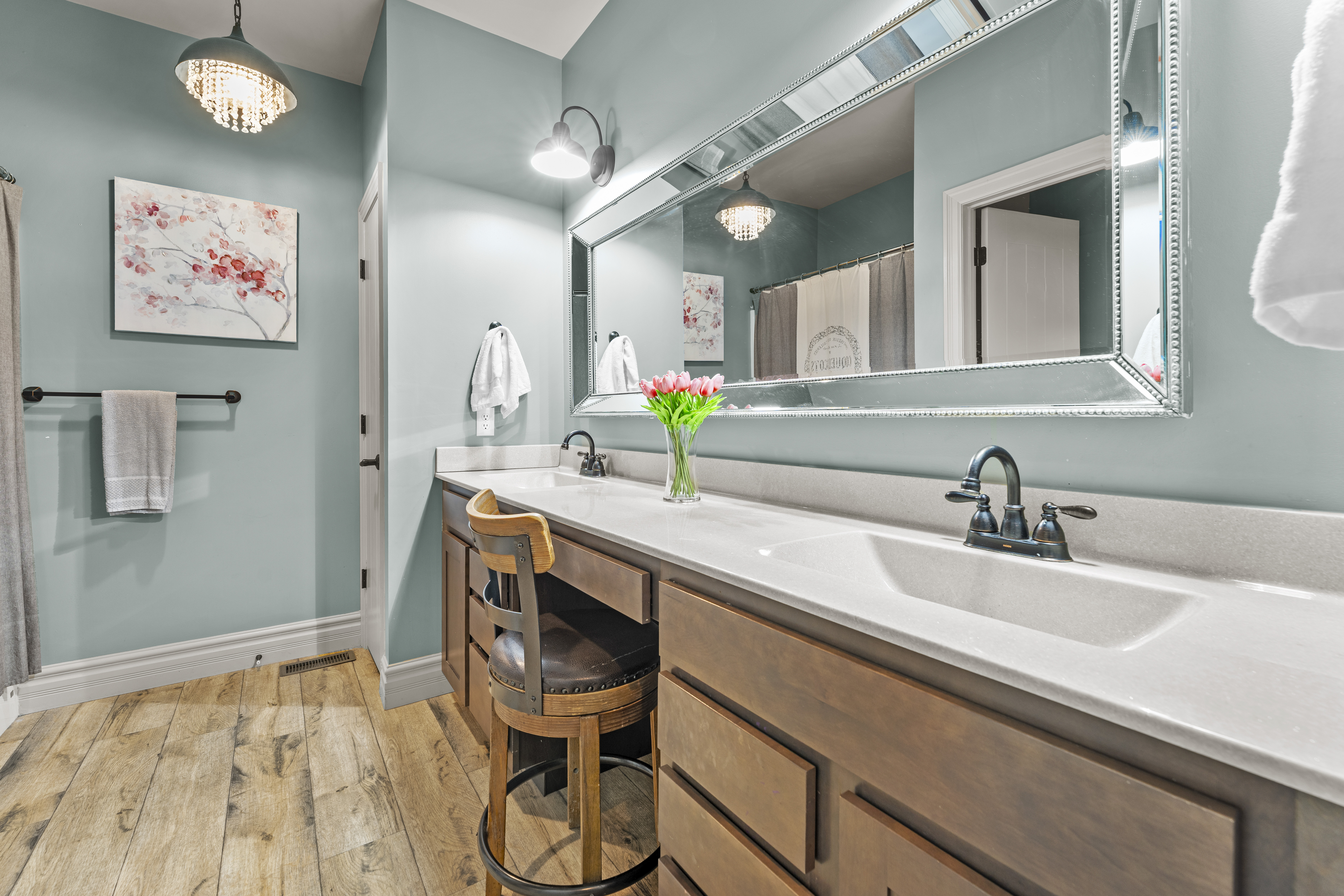  Discover unmatched luxury and versatility in this custom Craftsman-style estate - 物件實景