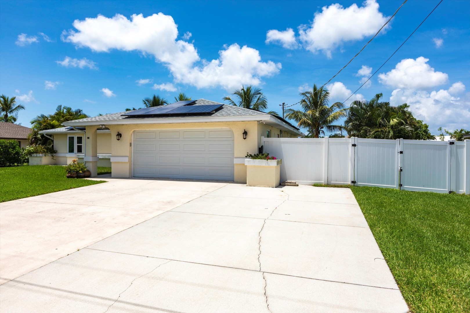 Fort Myers, Florida, 33919, United States, 3 Bedrooms Bedrooms, ,2 BathroomsBathrooms,Residential,For Sale,1935078