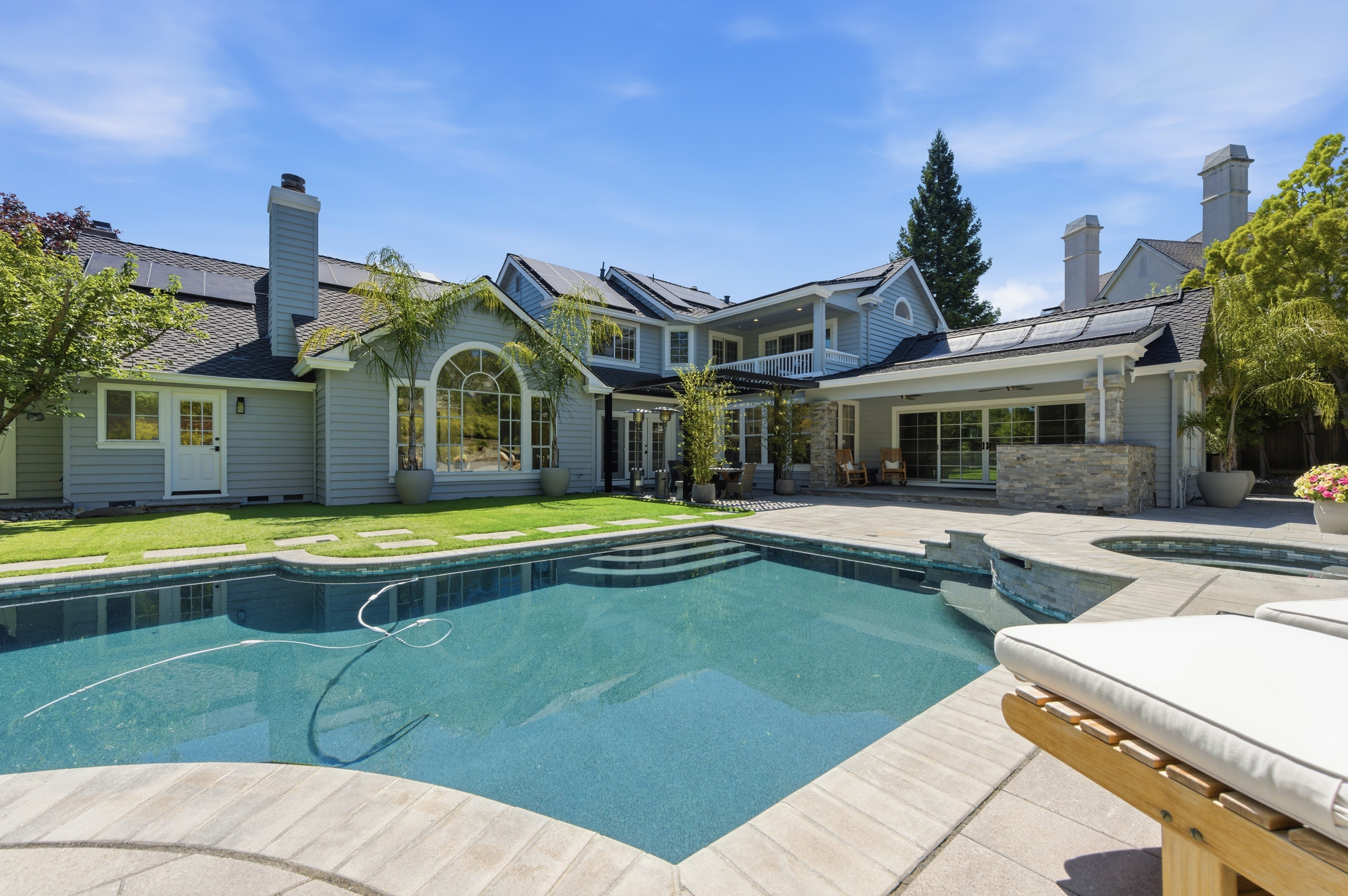  Timeless Transitional Estate with Resort-Style Backyard - 物件實景